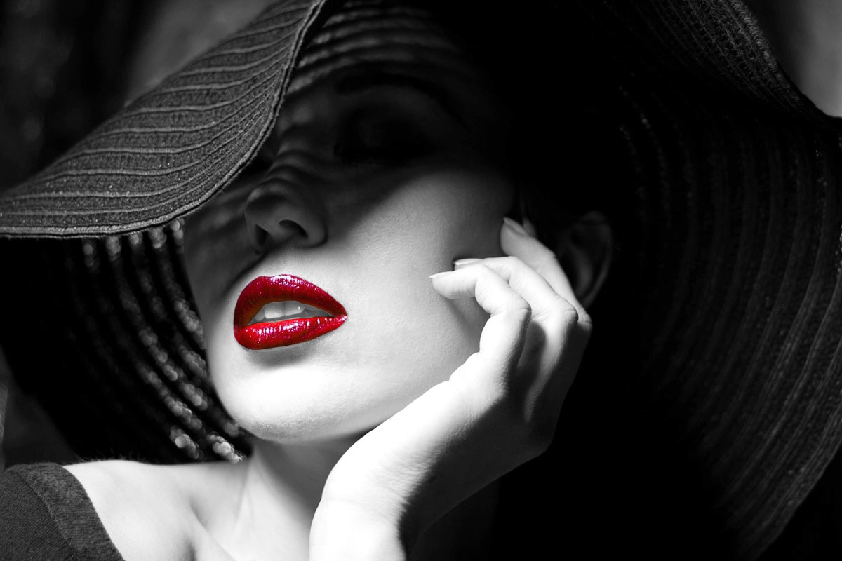 Fototapete »Schwarz Weisse Frau mit roten Lippen«