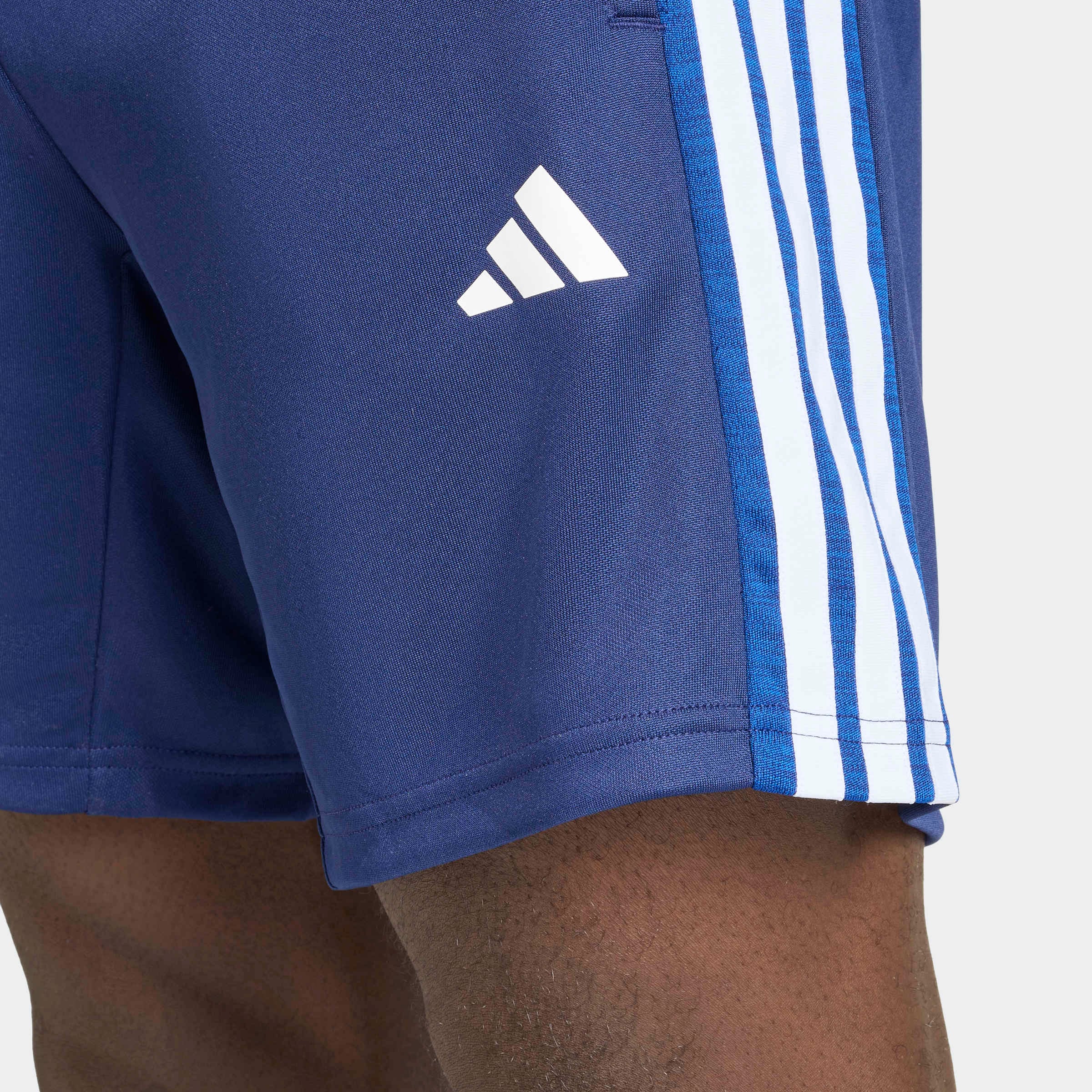 adidas Performance Shorts »WORKOUT ESSENTIALS ALL-SET 3-STRIPES KNIT«  für sportliche Aktivitäten, mit normal-weiter Passform, aus Polyester