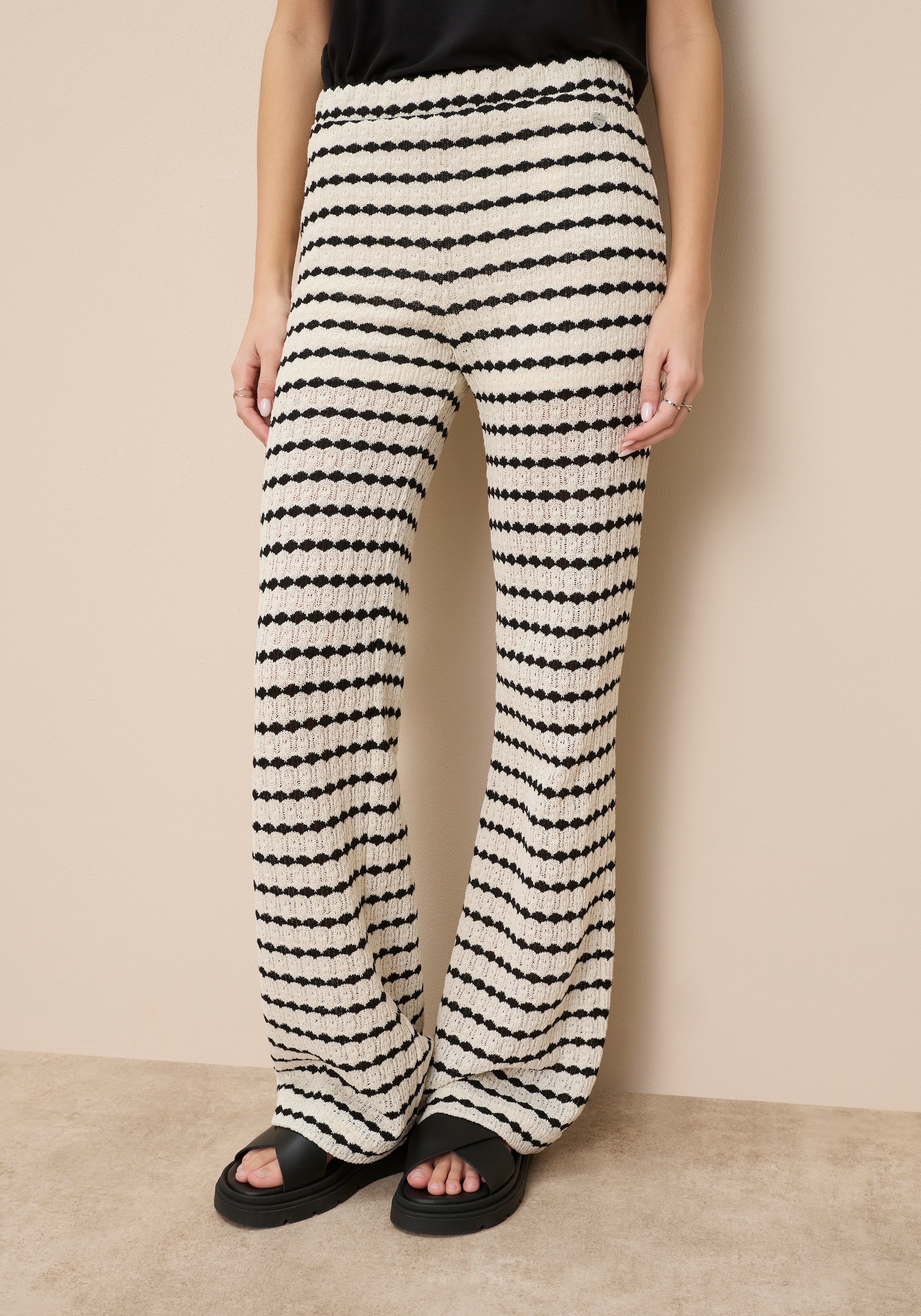 Image of Tamaris Strickhose luftige Hose mit trendigem Muster und lässigem Schnitt