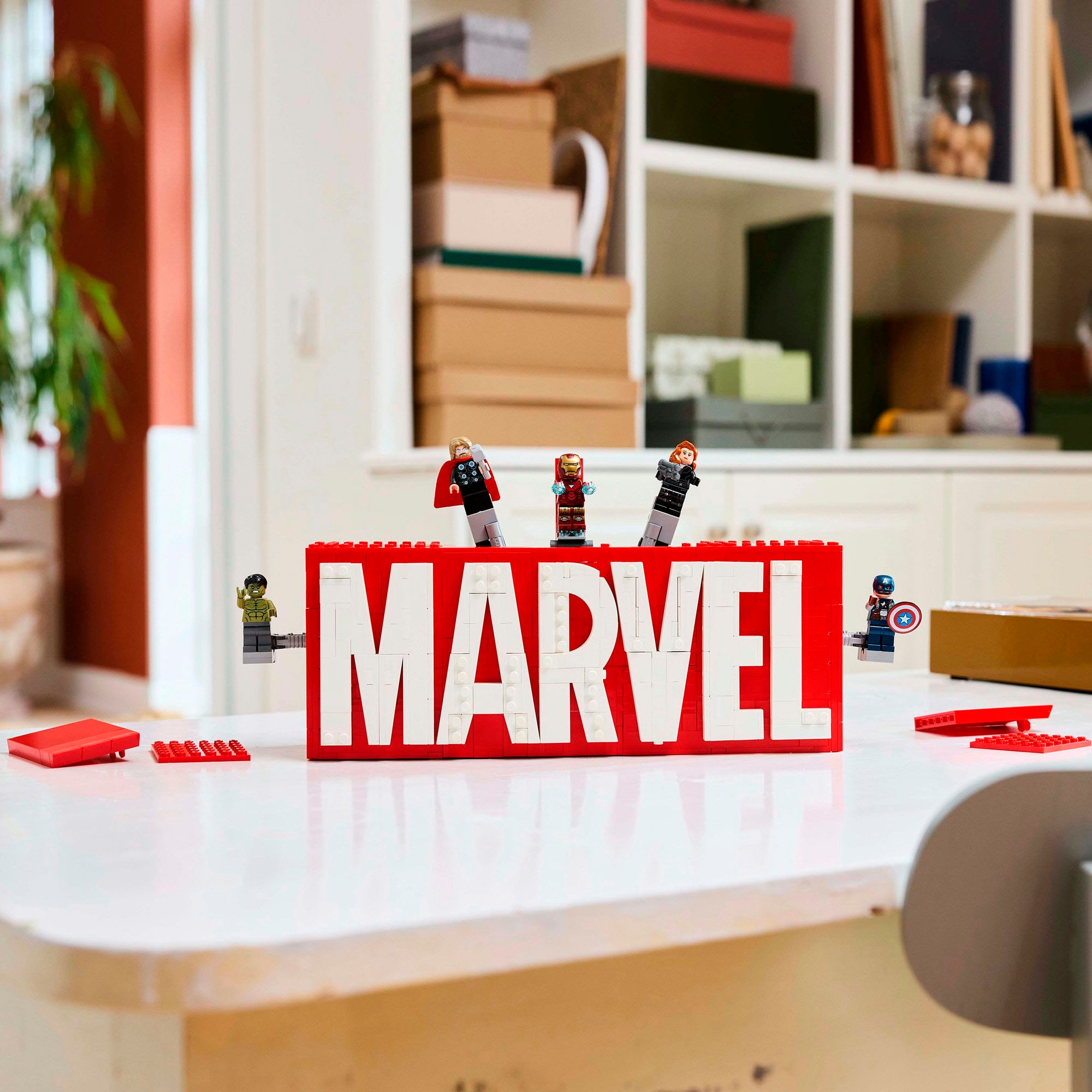 LEGO® Konstruktionsspielsteine »MARVEL Logo & Minifiguren (76313), LEGO Super Heroes« Made in Europe