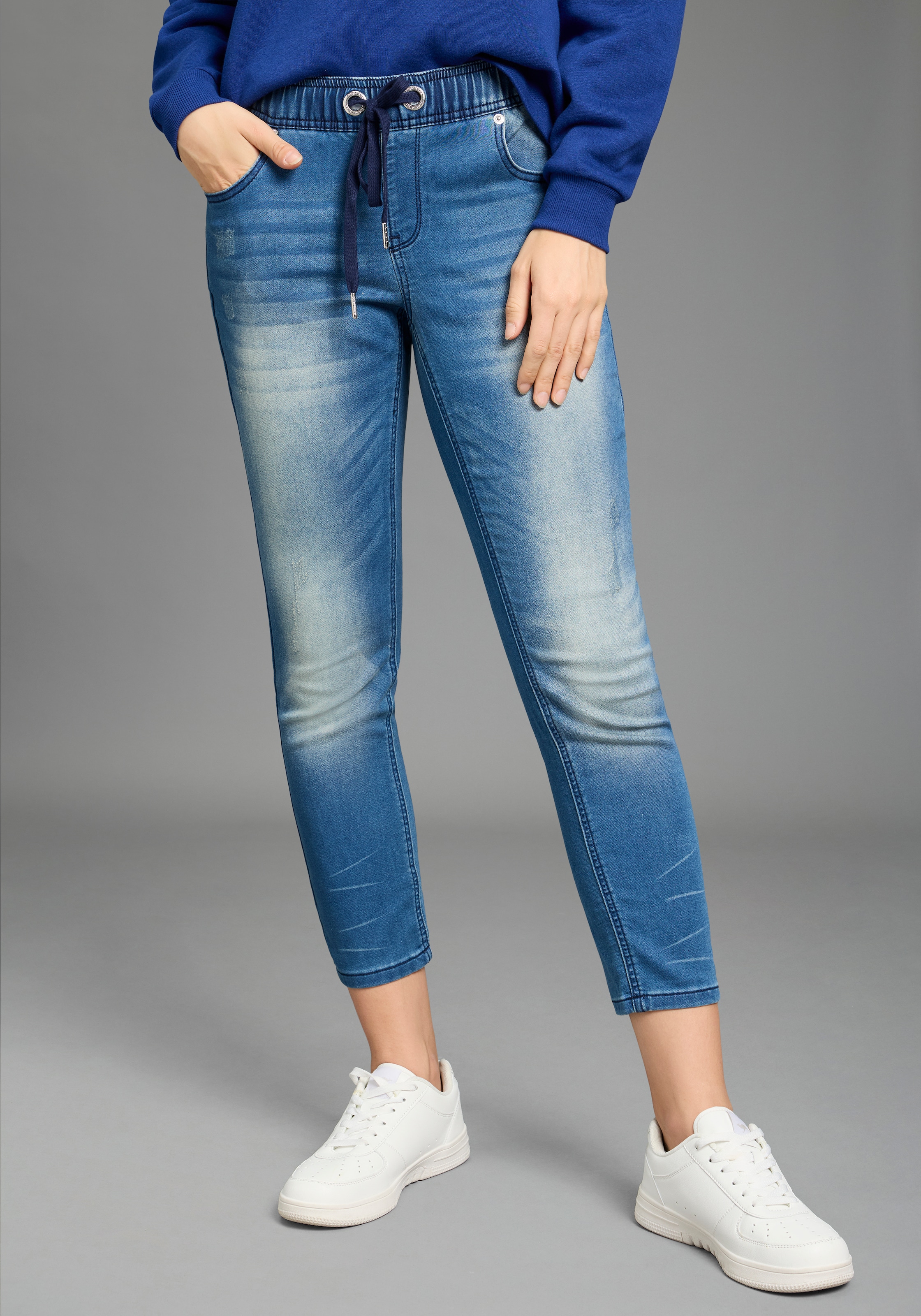 Image of KangaROOS Jogg Pants "7/8 JOGG-DENIM" weites Bein, mit Used-Waschung, hohe Leibhöhe, 7/8-Länge