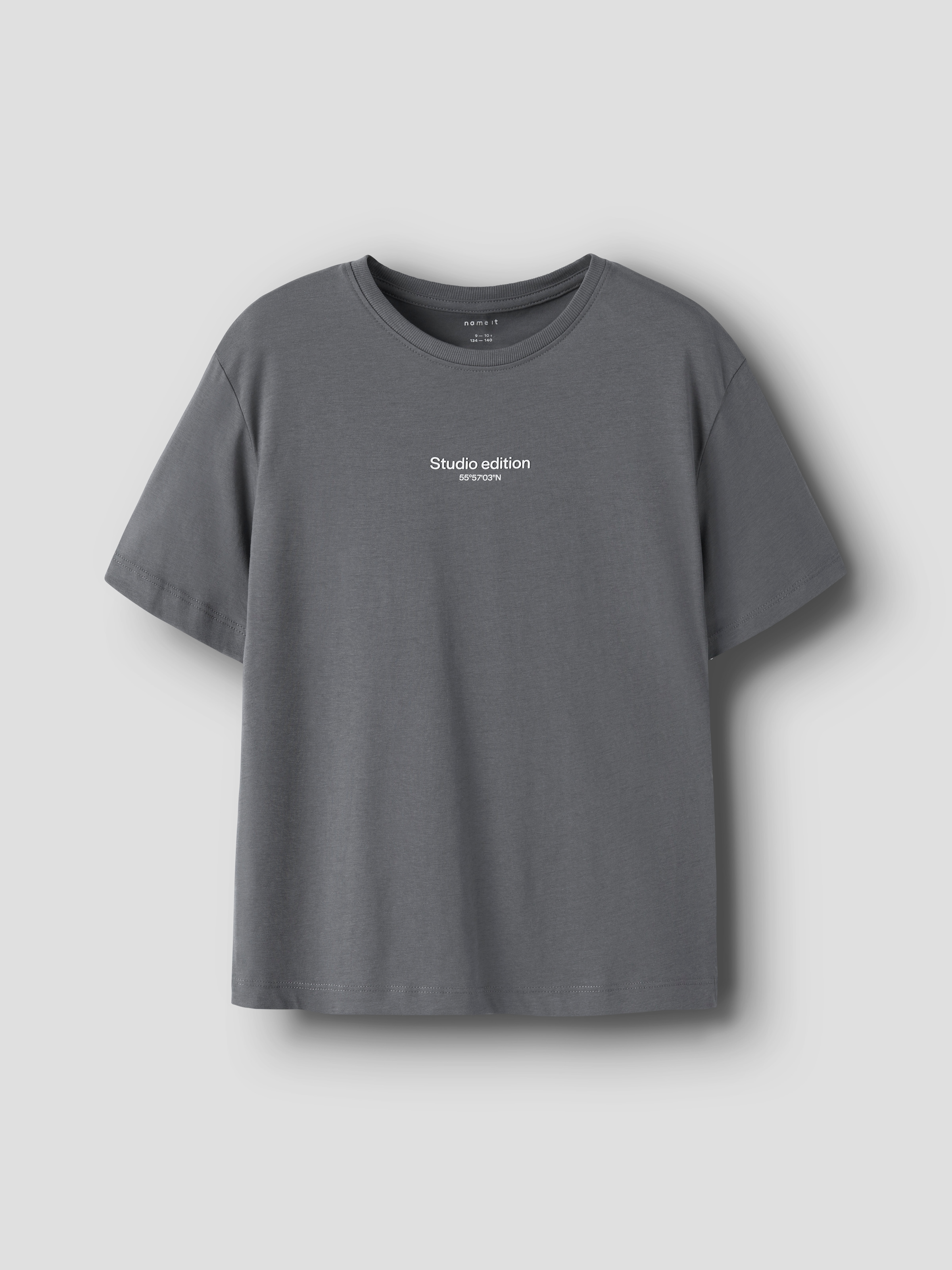 Name It T-shirt »NKMBRODY SS NREG TOP NOOS« avec motif frontal 3D discret