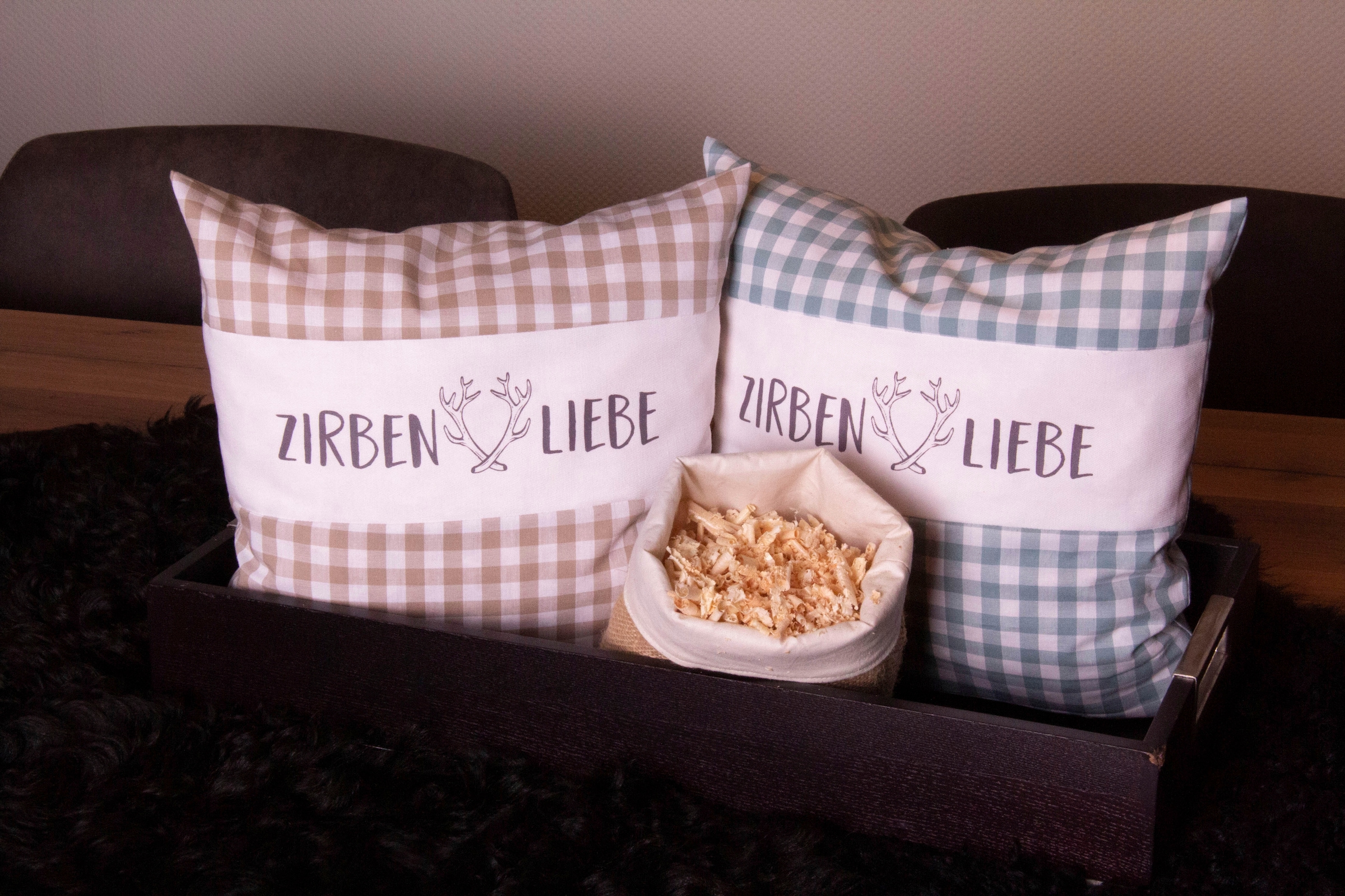 herbalind Duftkissen »als Geschenk 30x30 in mint Dekokissen Zirbenliebe mit Reissverschluss«, (1 St.), 100% Zirbenholzflocken und Baumwolle Handmade in Germany
