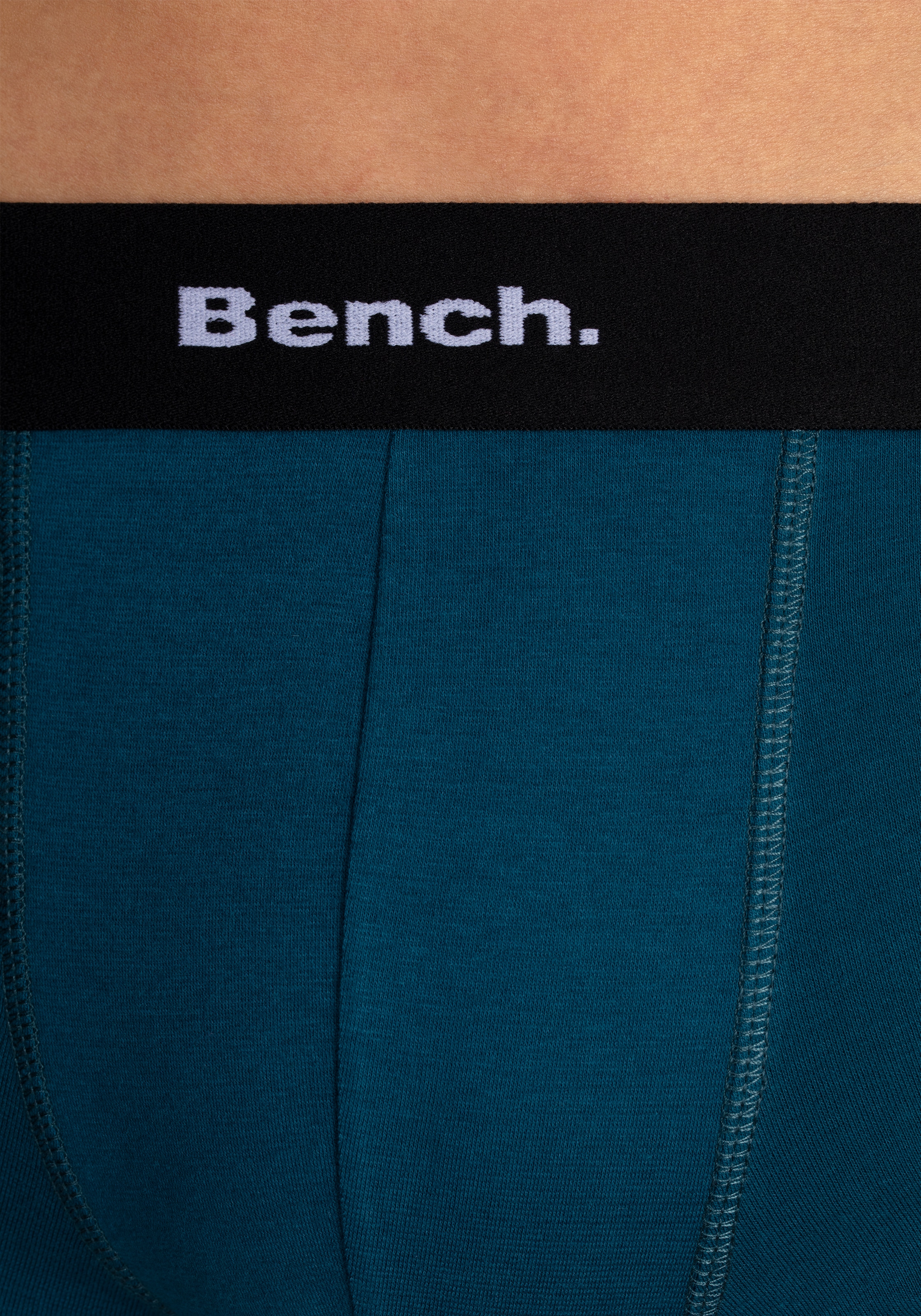 Bench. Boxershorts, (Packung, 4 St.), in Hipster-Form mit kontrastfarbenem Bund