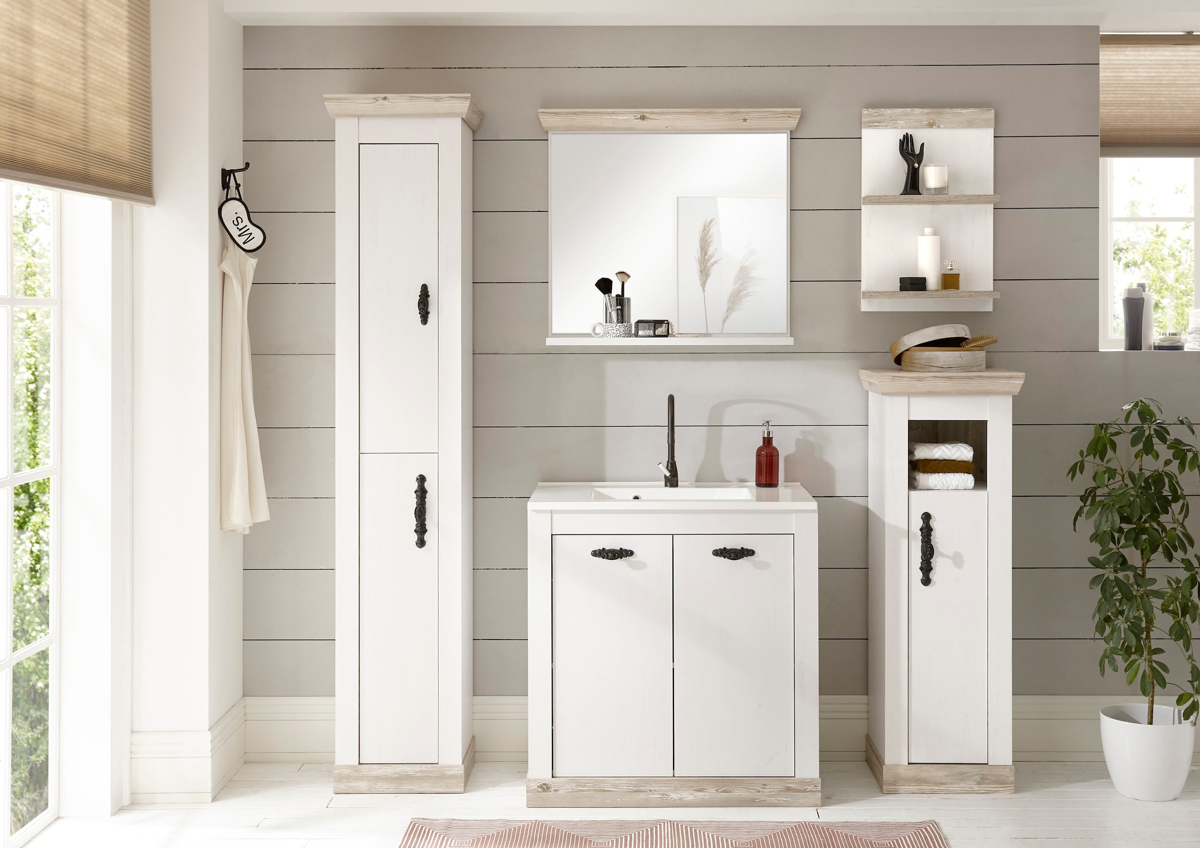 Home affaire Badmöbel-Set »Florenz, Bad im Landhausstil, 5-teiliges Badezimmer«, (5 St.), Waschtisch, Schränke, Wandregal und Spiegel, in Pinie Weiss, Stauraum