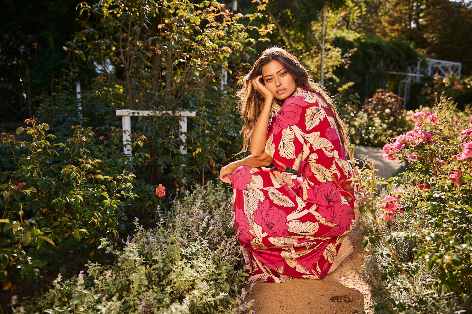 Aniston SELECTED Sommerkleid, mit grossflächigem Blüten- und Blätterdruck