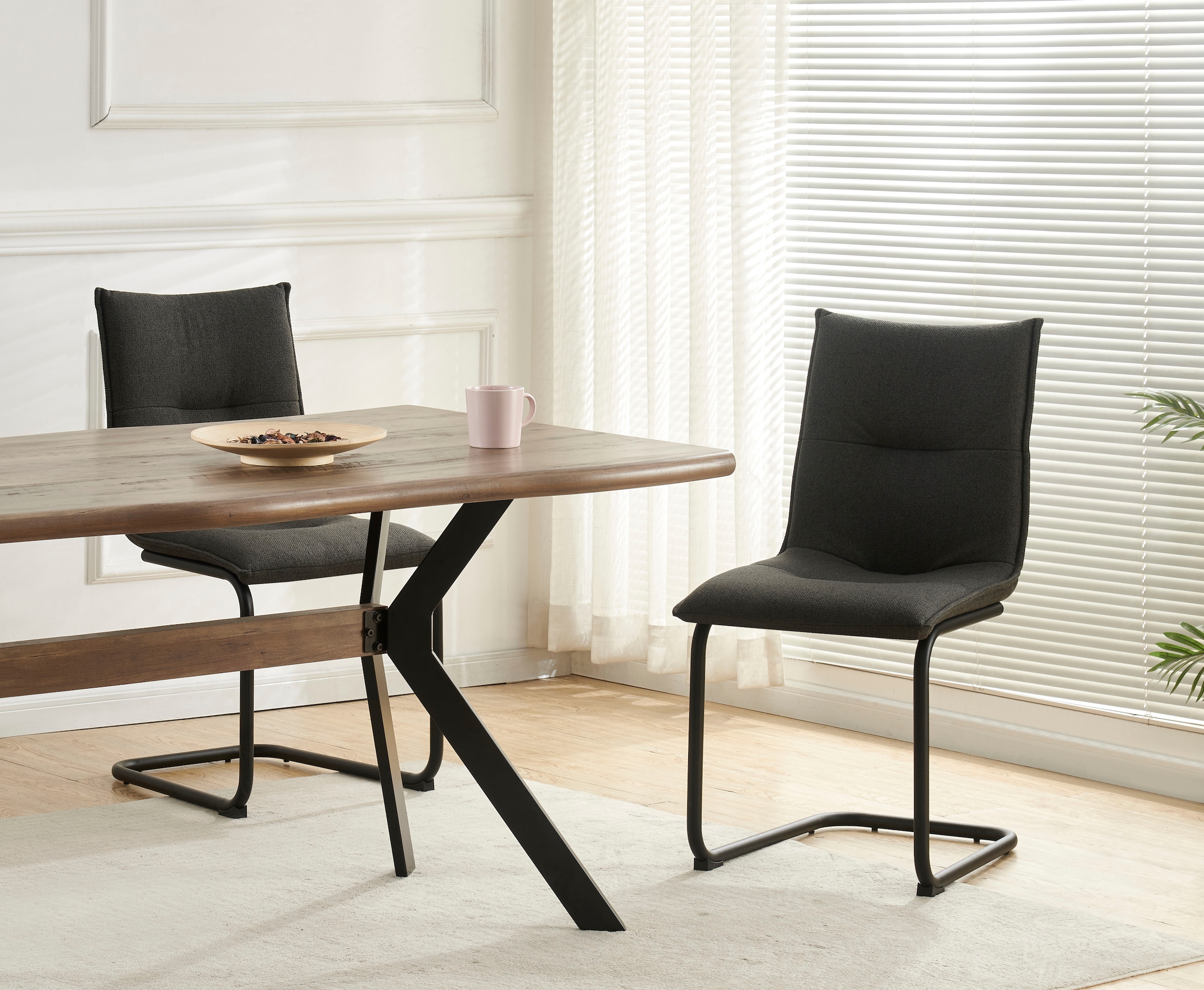 Home affaire Chaise de salle à manger »SARNIA, 2er Set, mit Metallgestell in matt schwarz« (Set) 2 cuisin verschiedenen Farben, Belsatbarkeit pro Stuhl 120 kg, Velour Stoff