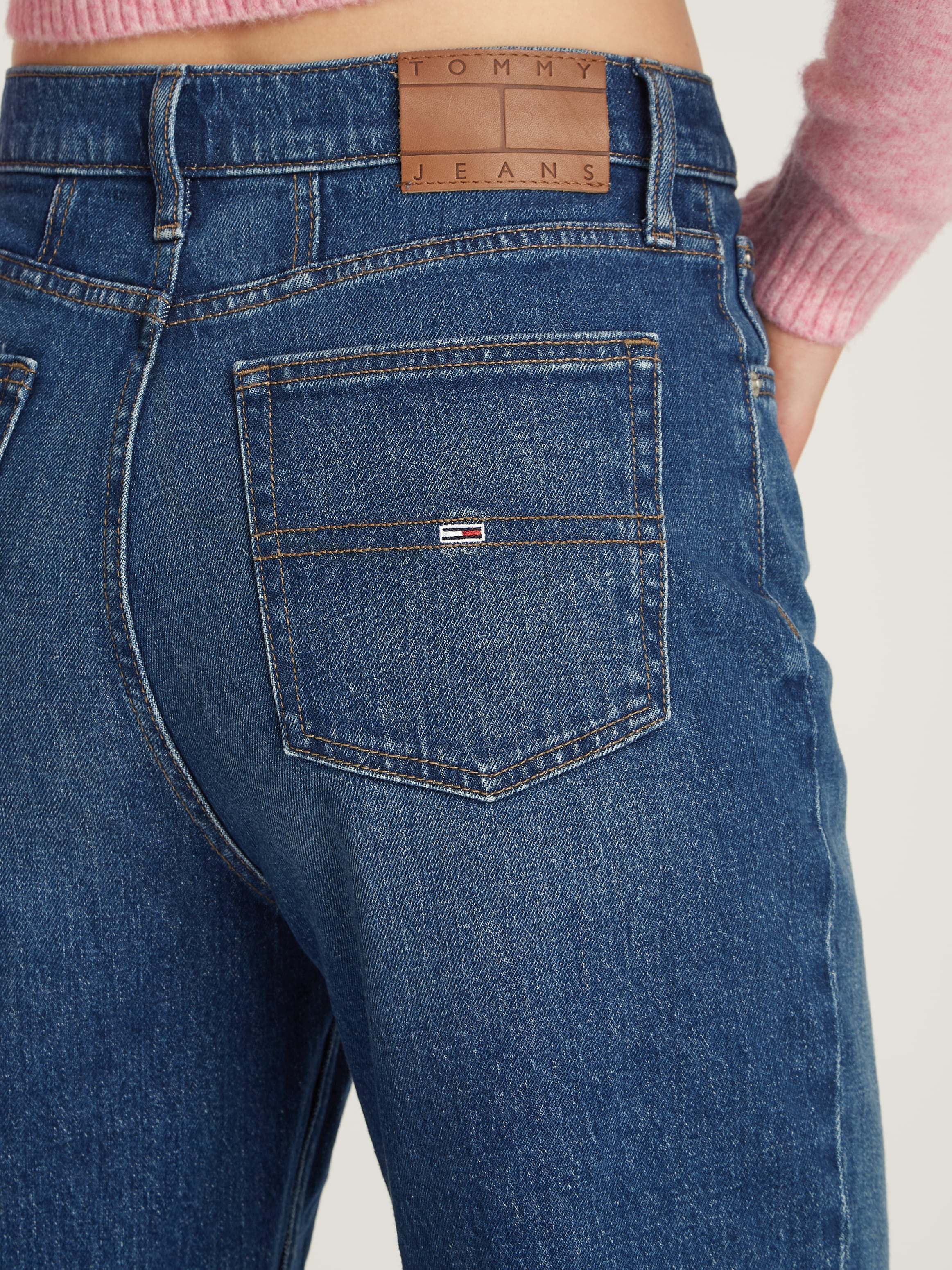 Tommy Jeans Mom-Jeans »Tommy Jeans - High waist - Mom-Jeans«, mit Logo-Badge und Stickereien