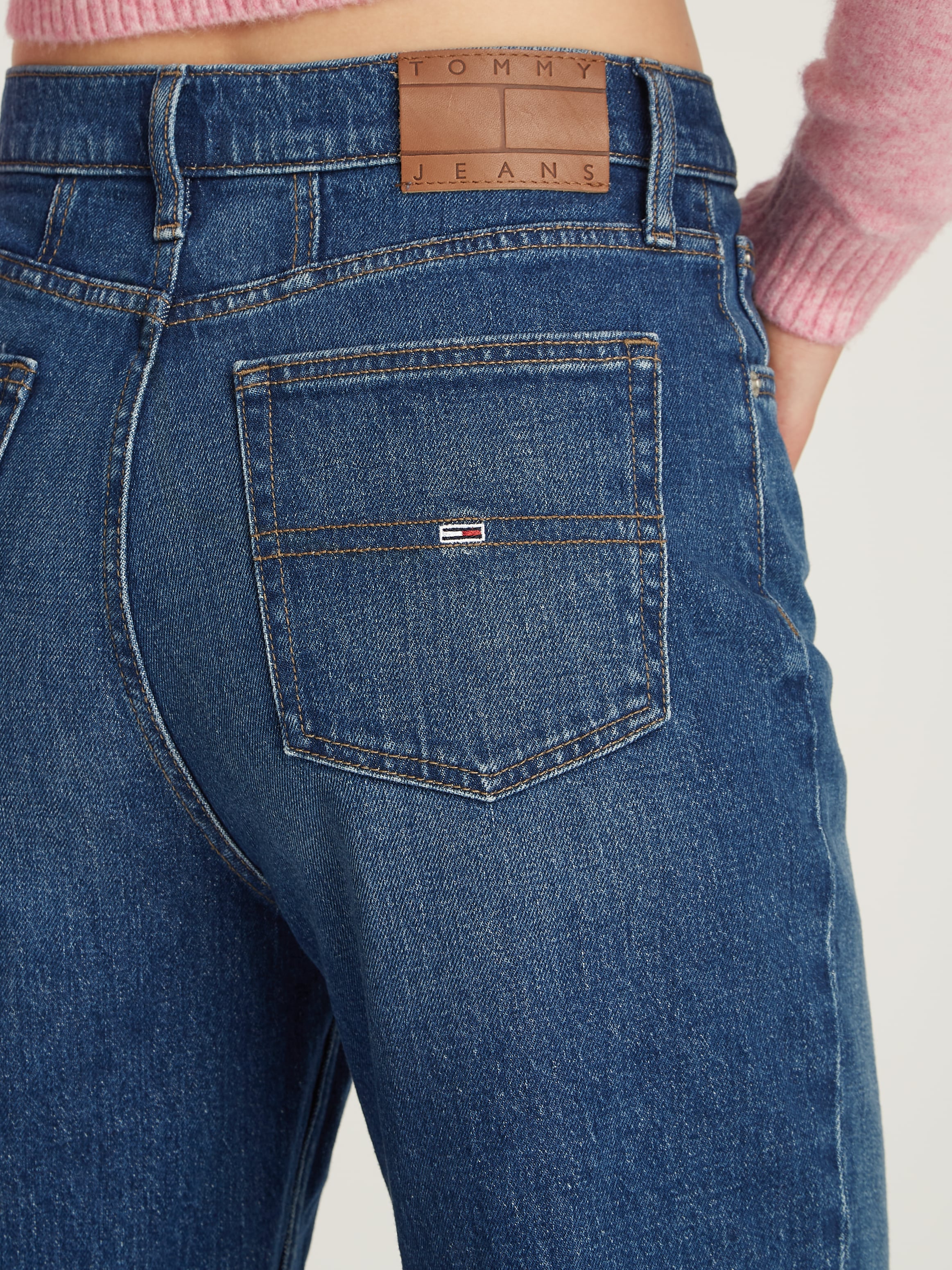 Tommy Jeans Mom-Jeans »Tommy Jeans - High waist - Mom-Jeans«, Mom Jeans mit hoher Taille und Tommy Jeans Logo-Badge