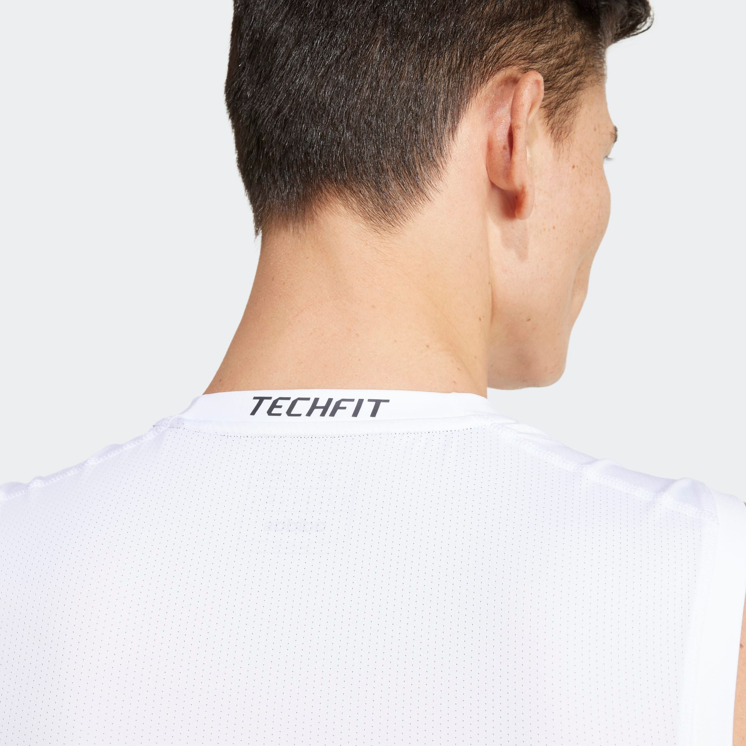adidas Performance Tanktop »TECHFIT COMPRESSION TRAINING SLEEVELESS« mit Rundhalsausschnitt, ohne Verschluss, normale Länge