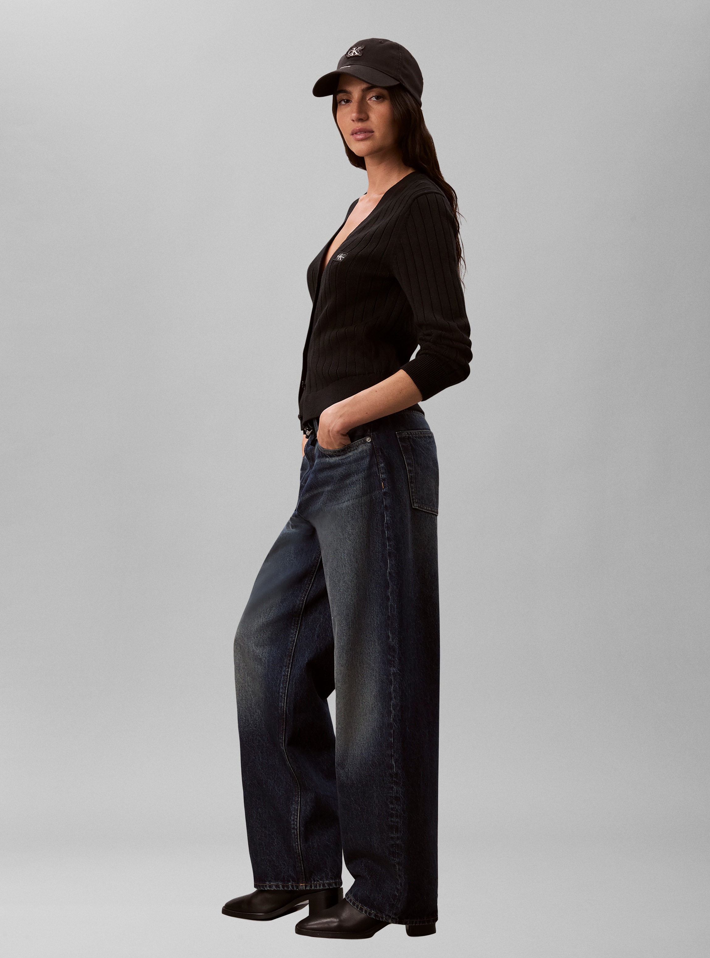 Calvin Klein Jeans V-Ausschnitt-Pullover »WOVEN LABEL CARDIGAN« Regular fit mit V-Ausschnitt