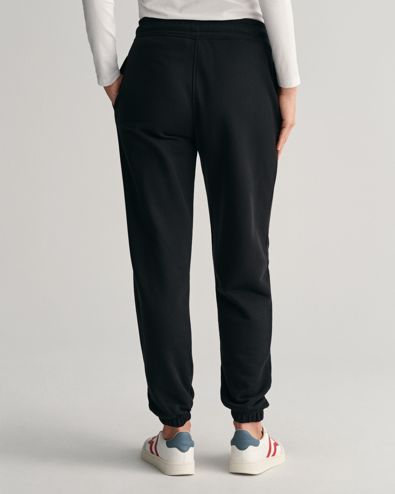 Gant Sweathose »REL SHIELD SWEATPANTS«, mit Logostickerei