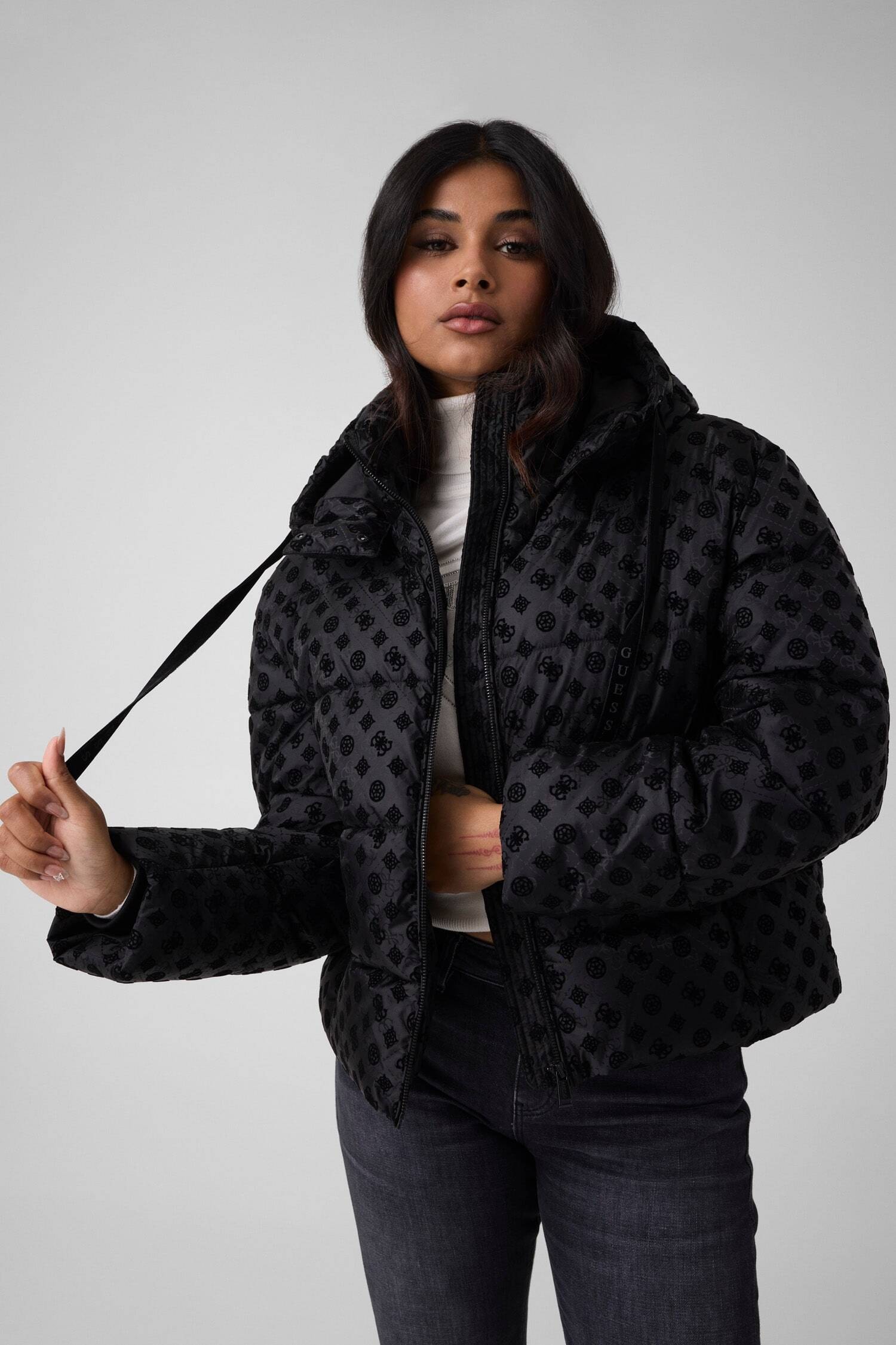 Guess Veste matelassée »NEW DAISY CROP LOGO PUFFER« avec capuche avec ourlet réglable, logos 4G en velours