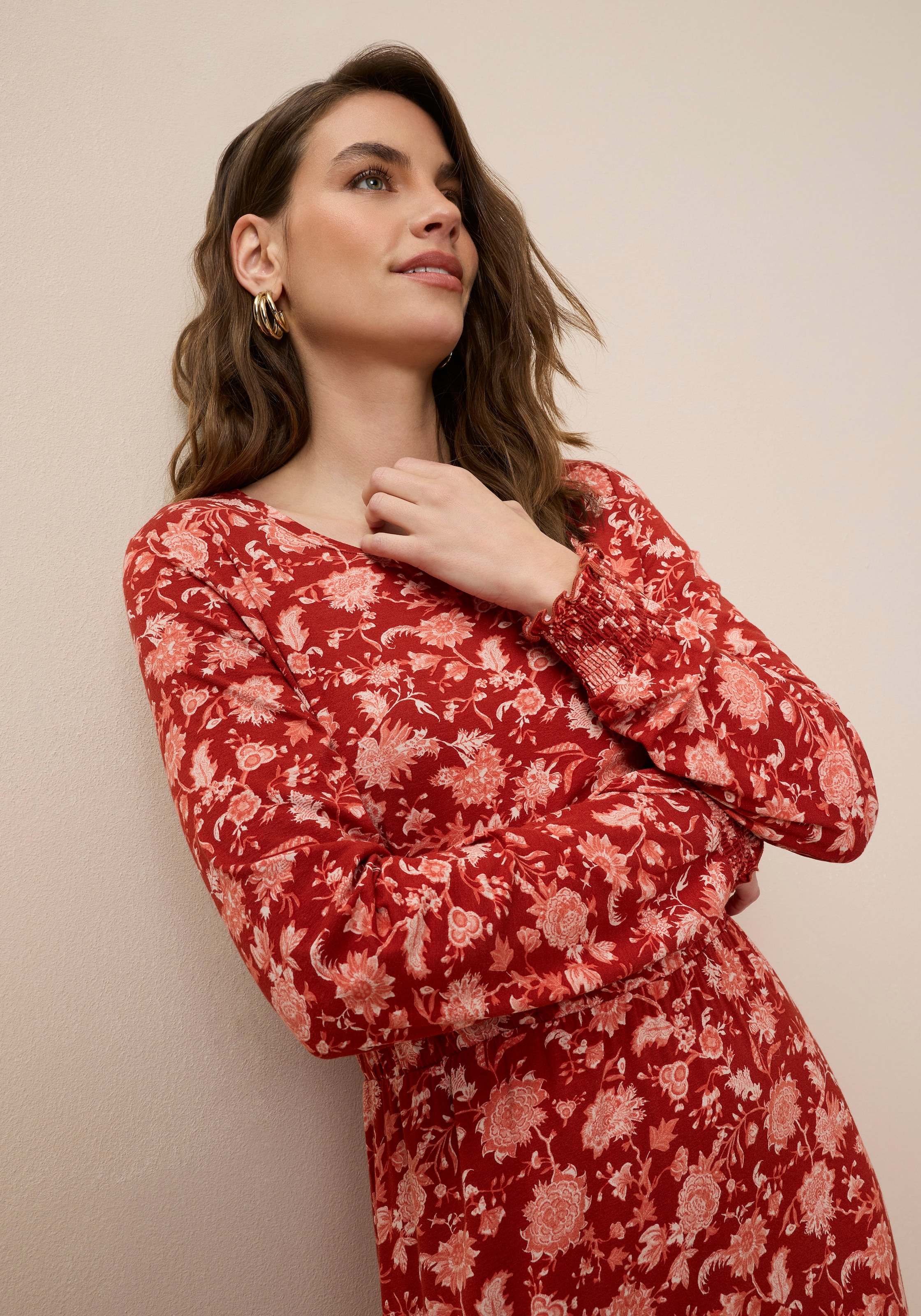Tamaris Maxi robe »aus elastischer Viskosemischung, taillierte Passform« mit stilvollem Muster, ideal für die Übergangszeit