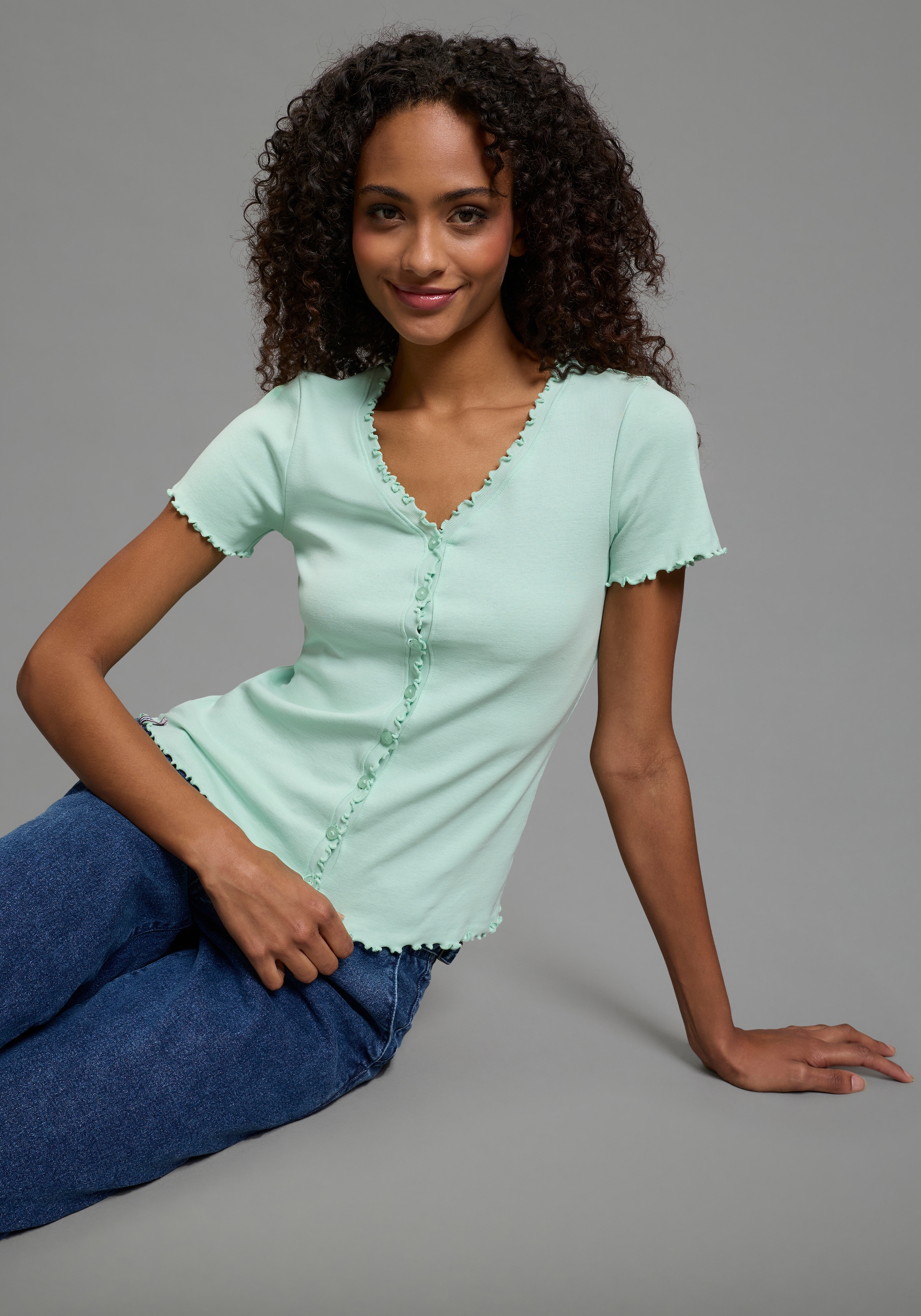 KangaROOS T-shirt mit Knopfleiste und verspieltem Rollsaum