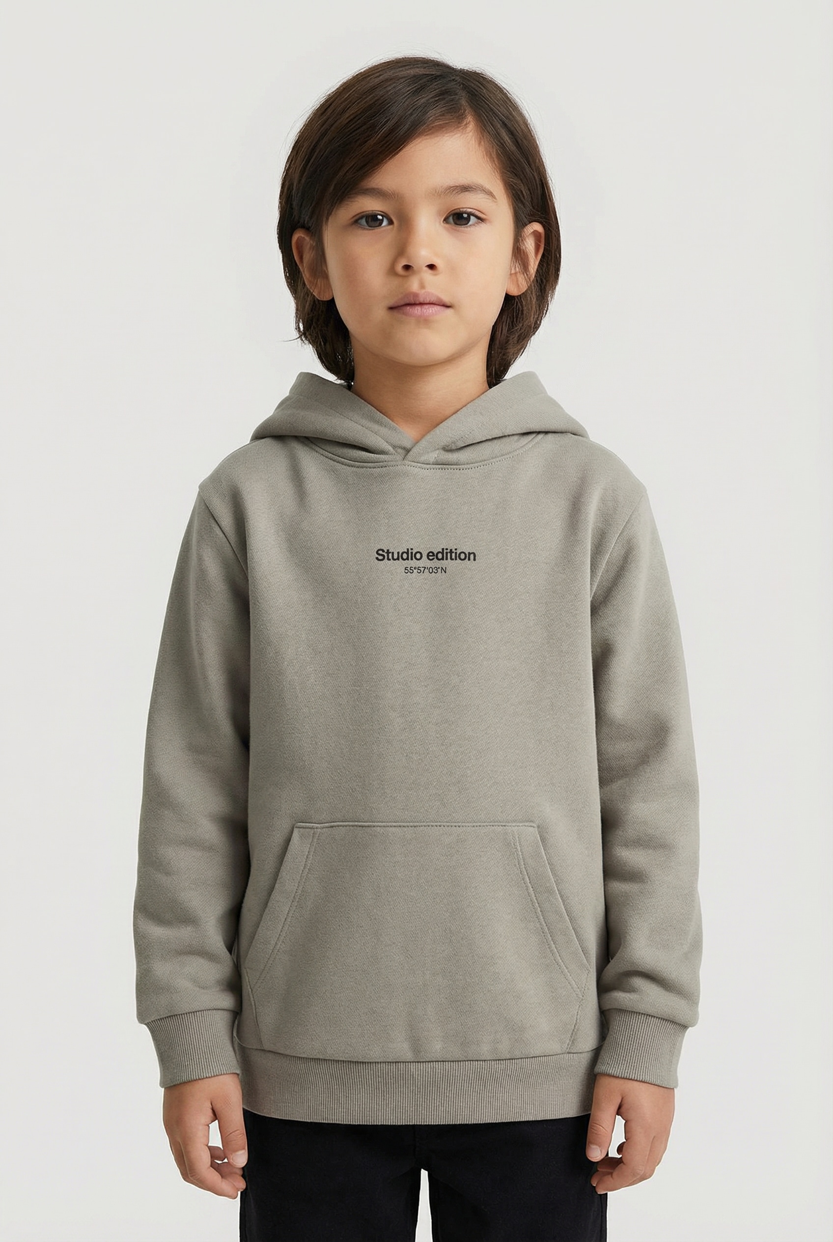 Image of Name It Kapuzensweatshirt "NKMBRODY LS NREG SWEAT WH BRU NOOS", mit kleinem Logoprint