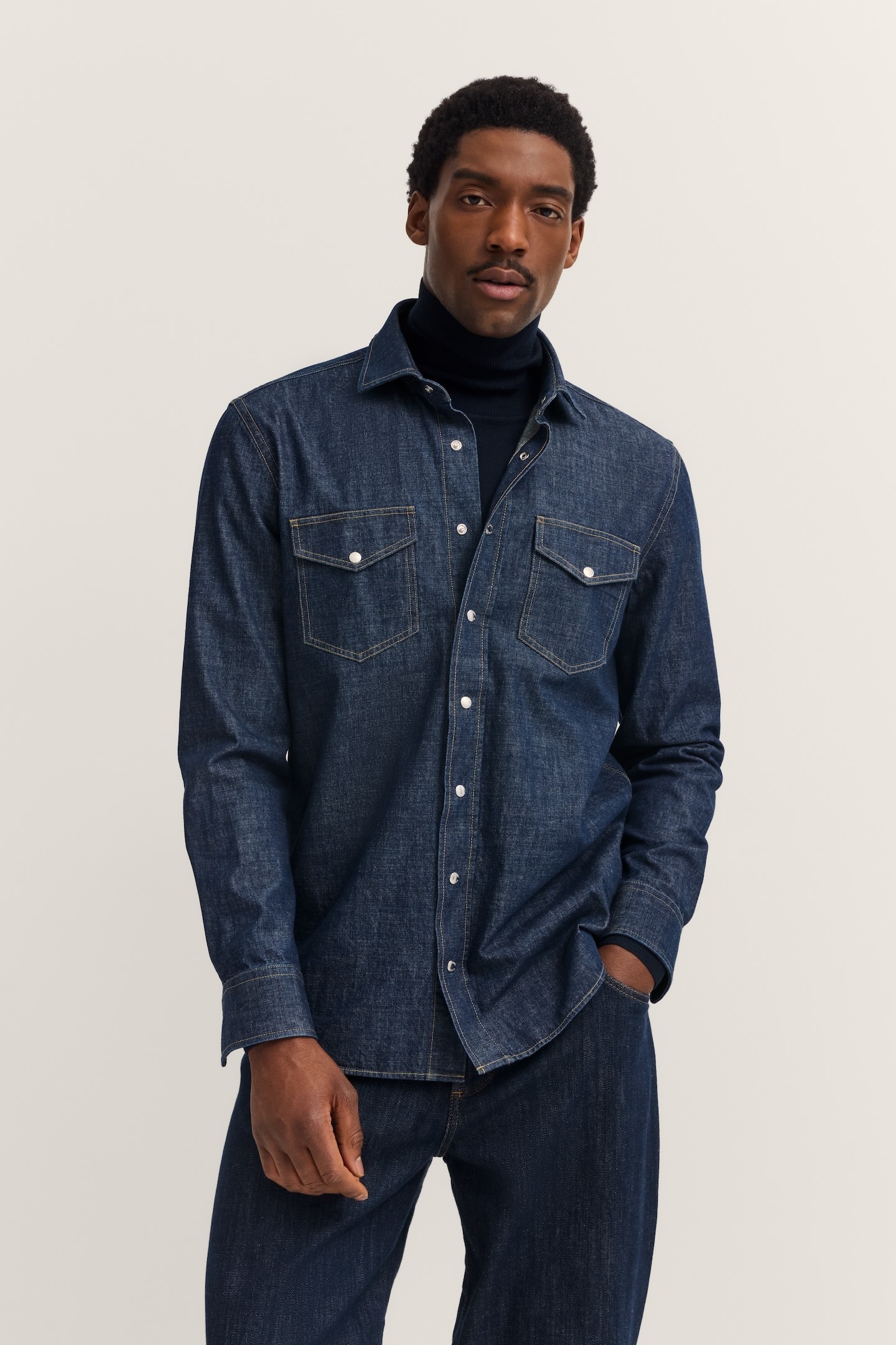 Image of bugatti Jeanshemd "Druckknöpfe" im Modern Fit mit Kent-Kragen und aus Baumwolle