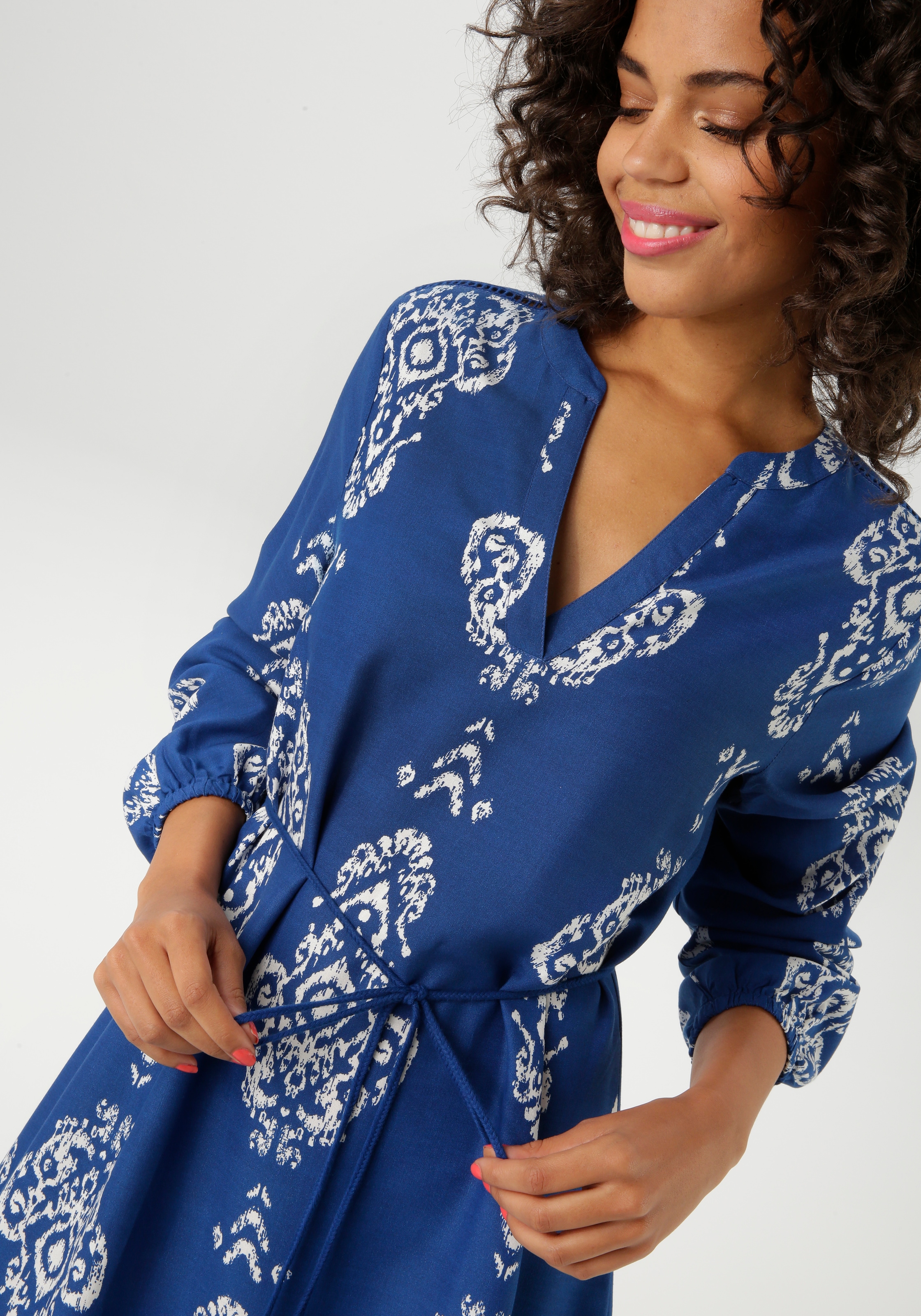Aniston CASUAL Tunikakleid, (mit abnehmbarem Kordel-Bindeband), mit Ornament-Druck und gekontertem Volant