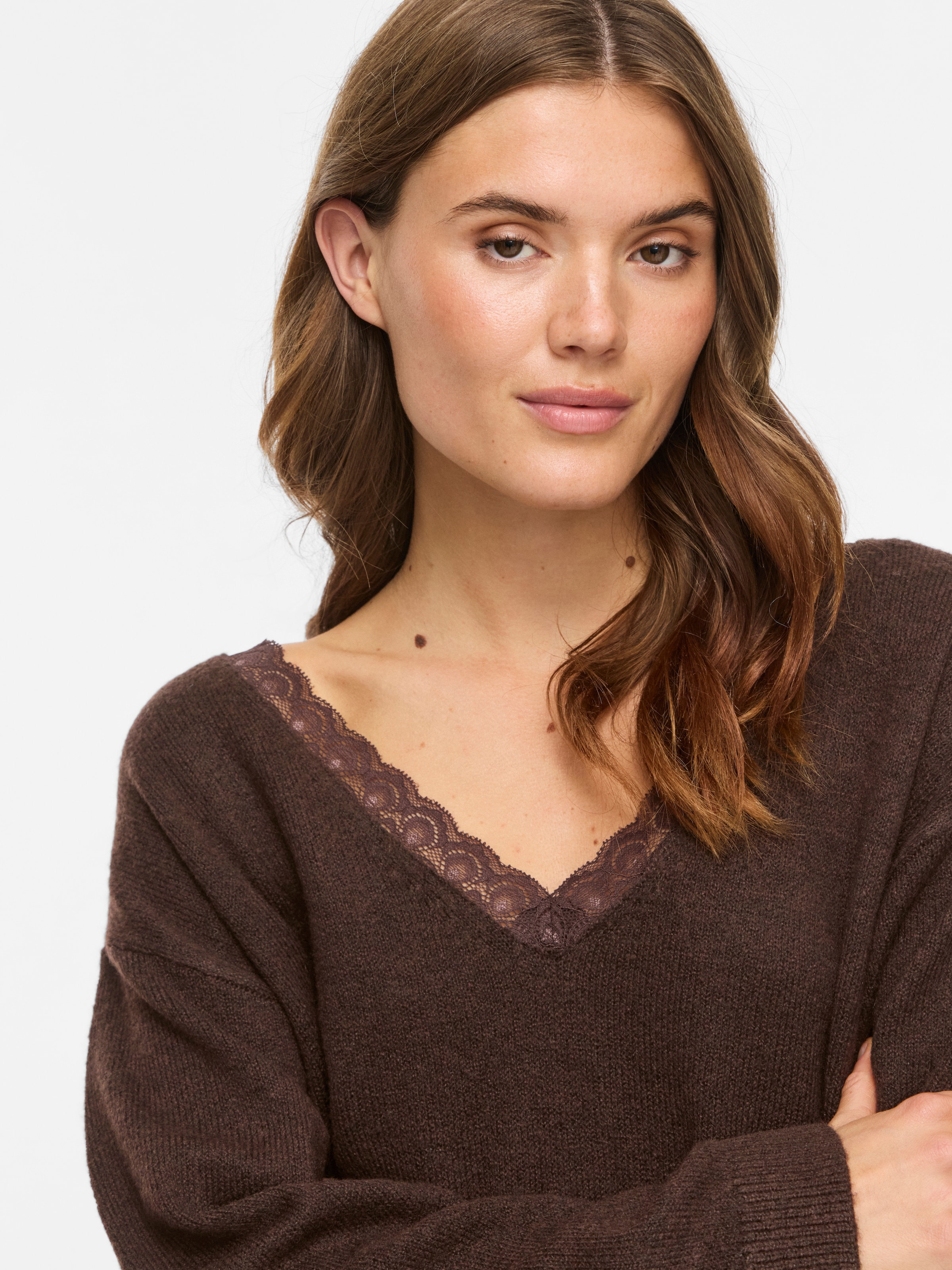 Vila Pull col V »VILIGA L/S V-NECK REV LACE KNIT TOP-NOOS« Mélange de matériaux, détail en dentelle, coupe régulière