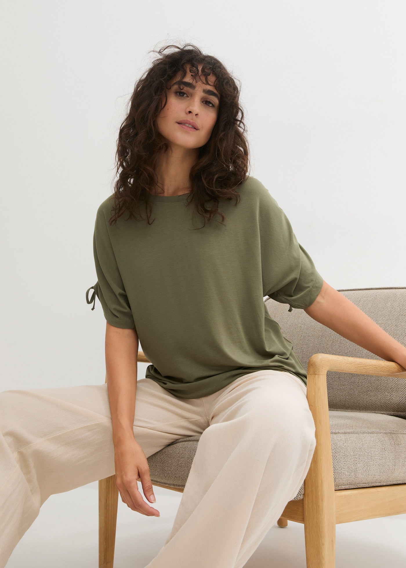 bonprix T-Shirt lässig geschnitten, Halbarm-Design, mit Raffung am Ärmel