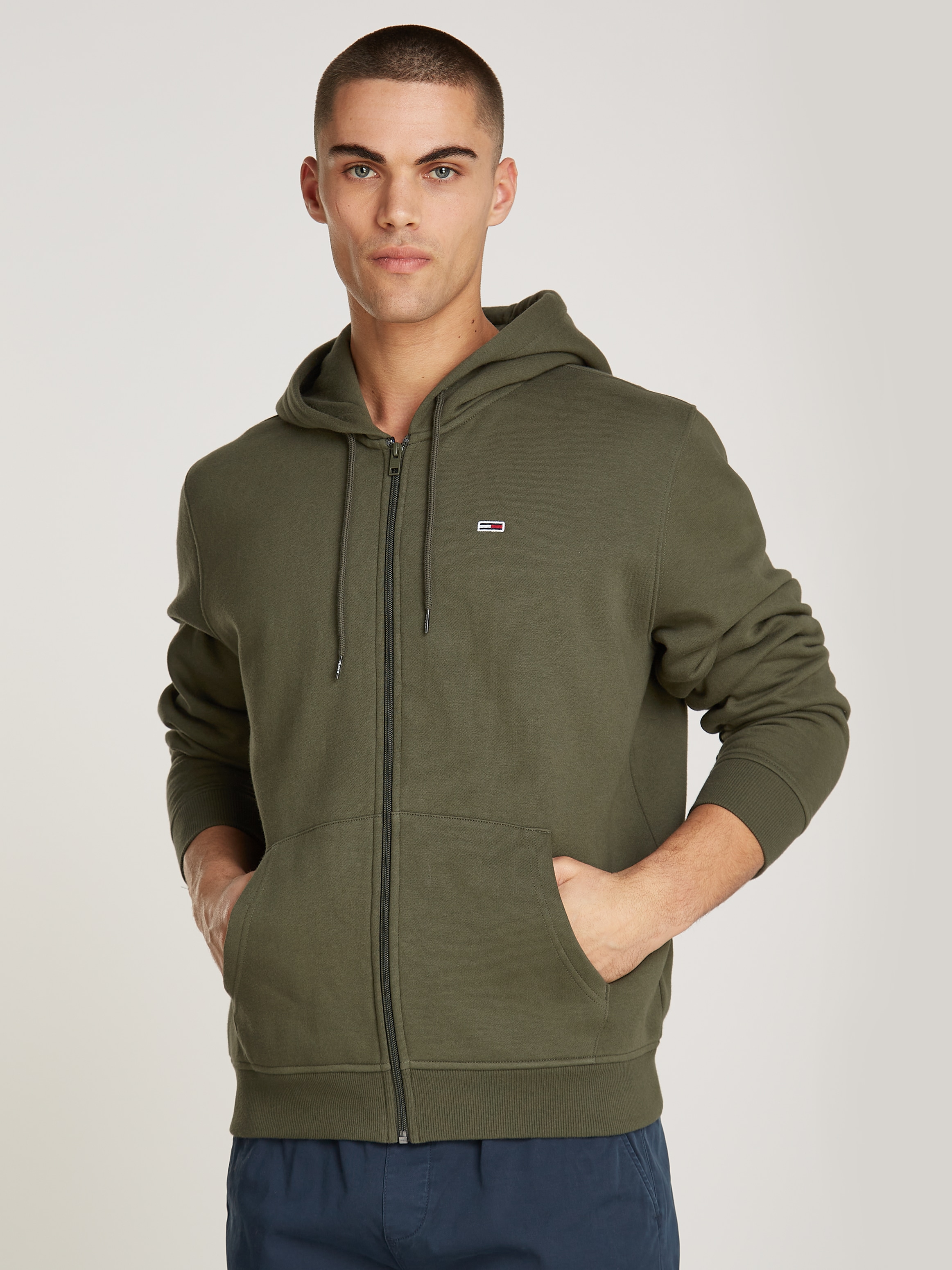 Sweatshirt »TJM REG S FLAG ZIP FLEECE THRU«, mit bestickten Markenlogo auf Brusthöhe