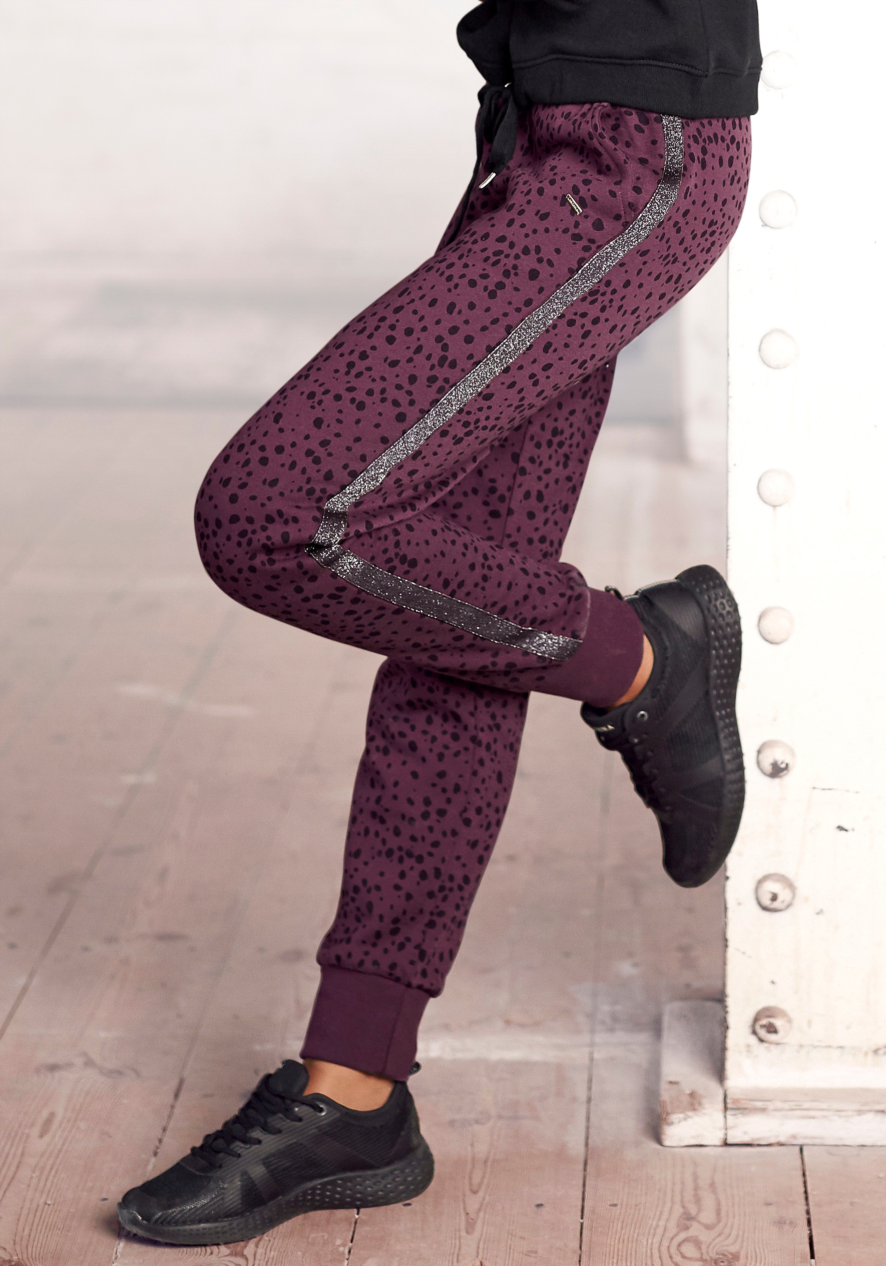 Image of Buffalo Sweathose, Bündchen mit Kordelzug und seitlichen Glitzerstreifen bei Ackermann Versand Schweiz