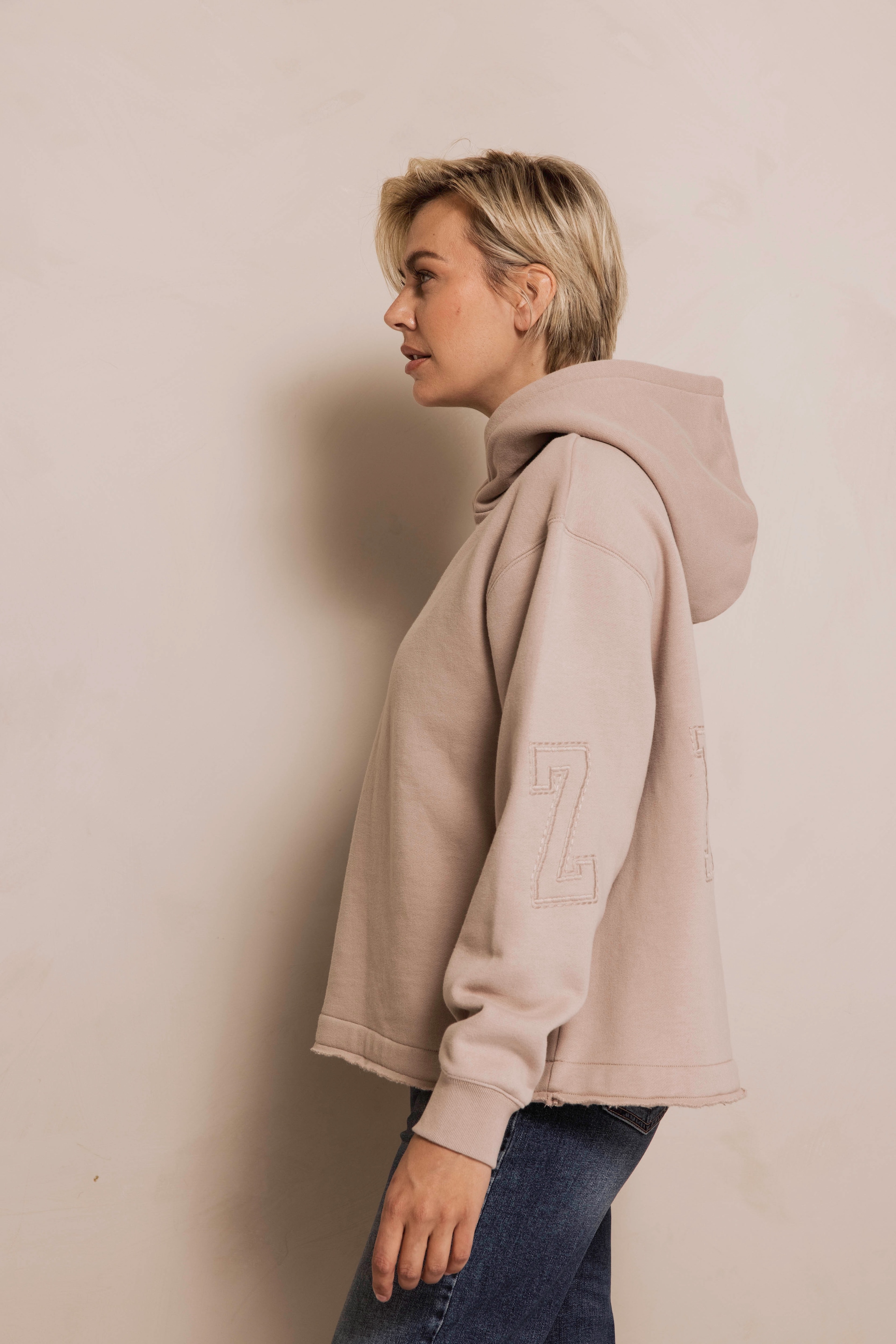 Zhrill Pull »ZHJUNA«, mit grosser Stickerei auf dem Rücken
