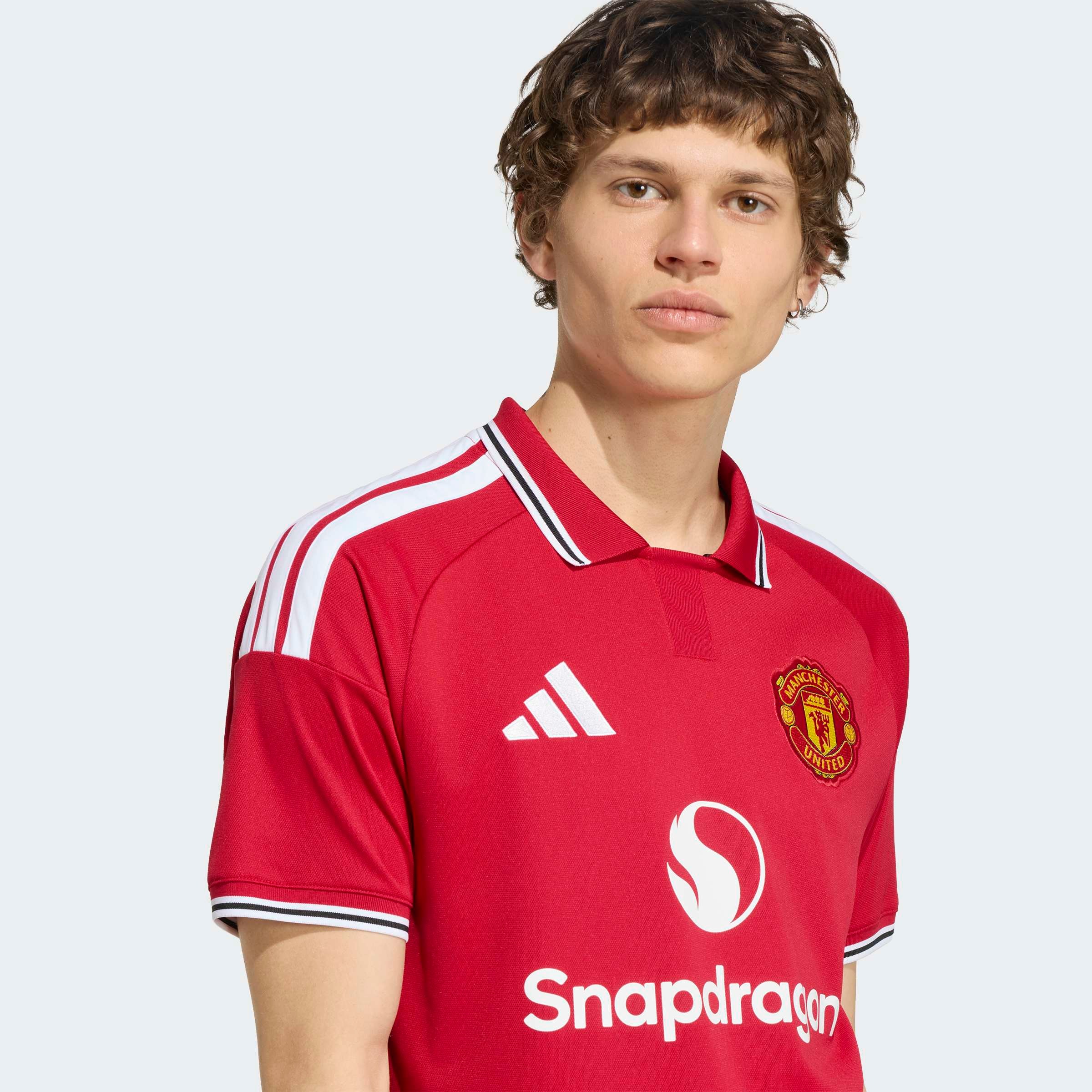 adidas Performance Fussballtrikot »MUFC H JSY« mit schmaler Passform, mit gestreiftem Kragen und Bündchen