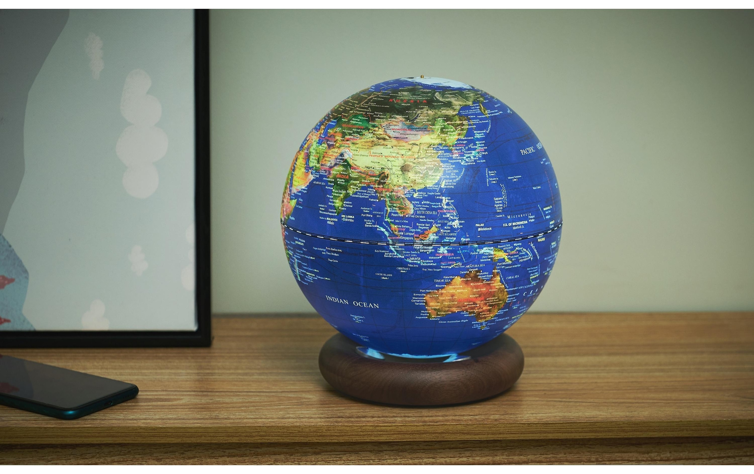 LED Dekofigur »AtlasGlobe 20 cm«, Holzart: Esche (China)