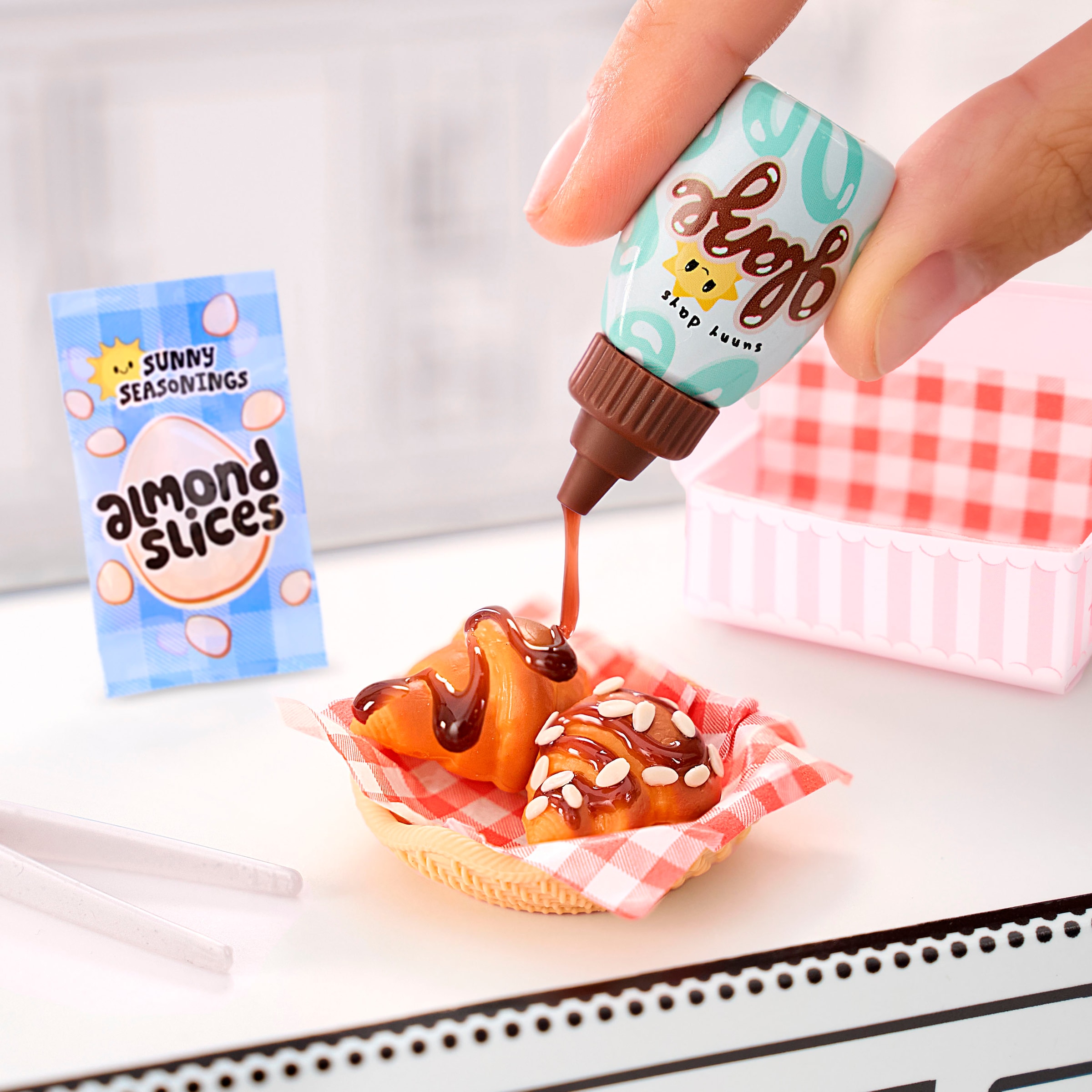 MGA ENTERTAINMENT Set créatif »MGA's Miniverse - Make It Mini Foods: Cafe in PDQ Series 4« Lieferung erfolgt sortiert