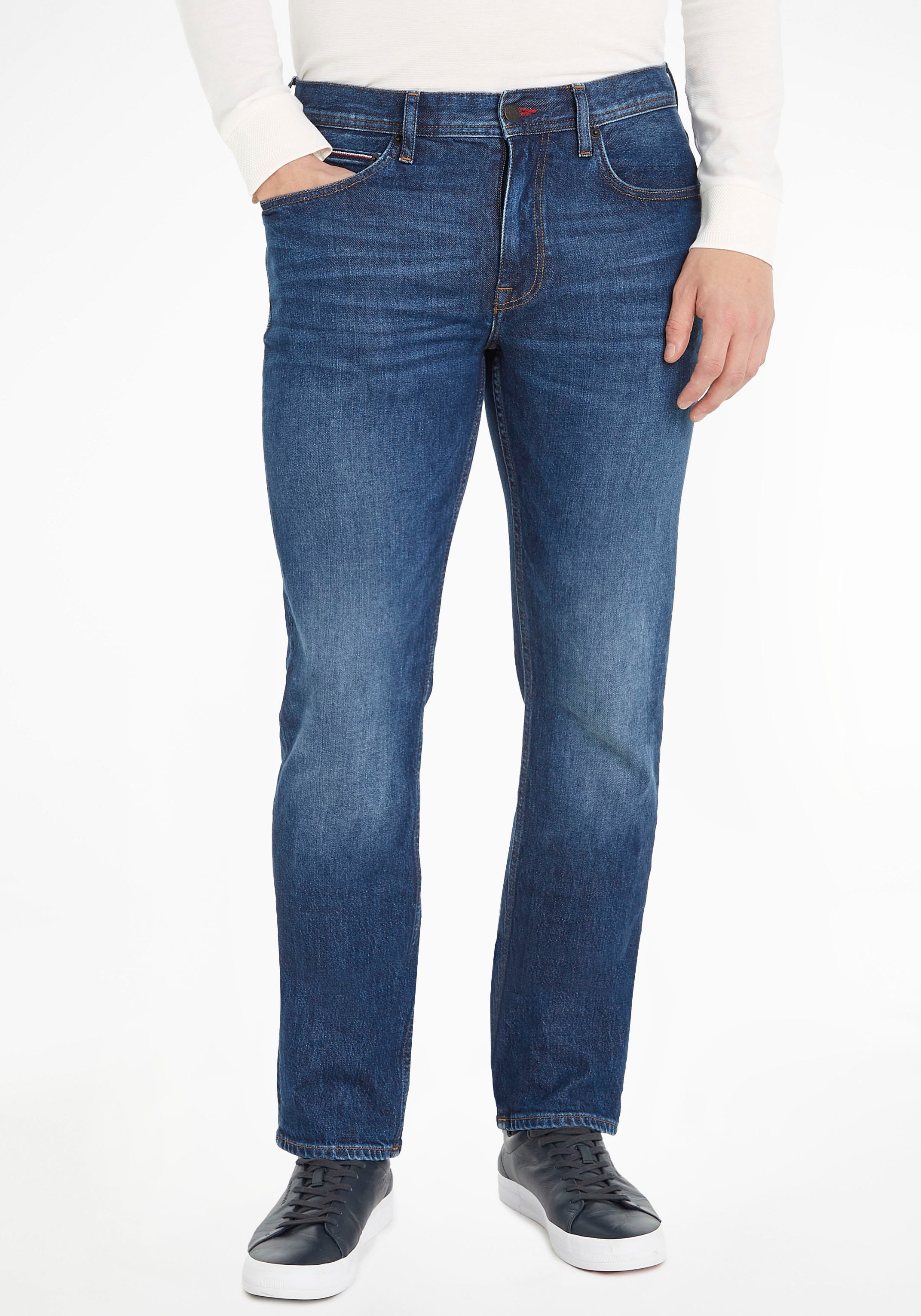 Straight-Jeans »STRAIGHT DENTON STR CHARLES BLUE«, mit Tommy Hilfiger Leder-Batch am...