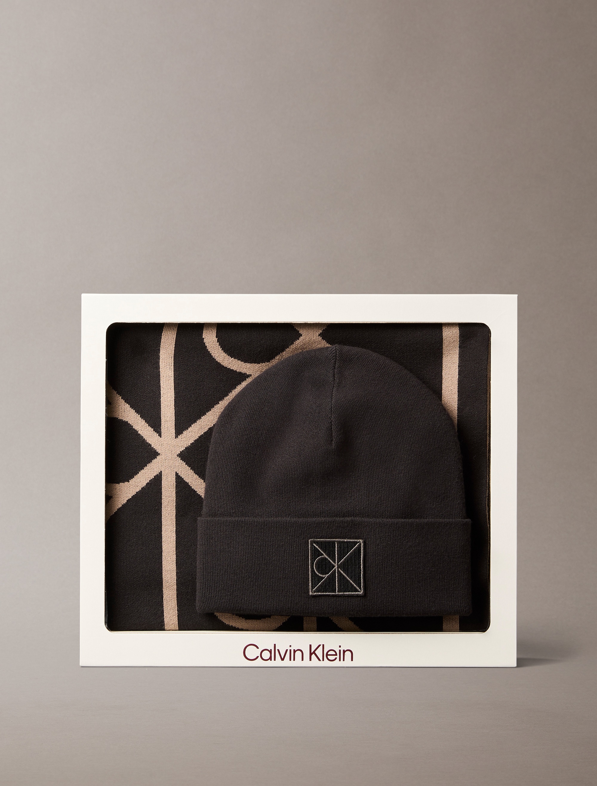 Calvin Klein Strickmütze »EMBLEM BEANIE + AOP SCARF SET« Leicht zu kombinieren