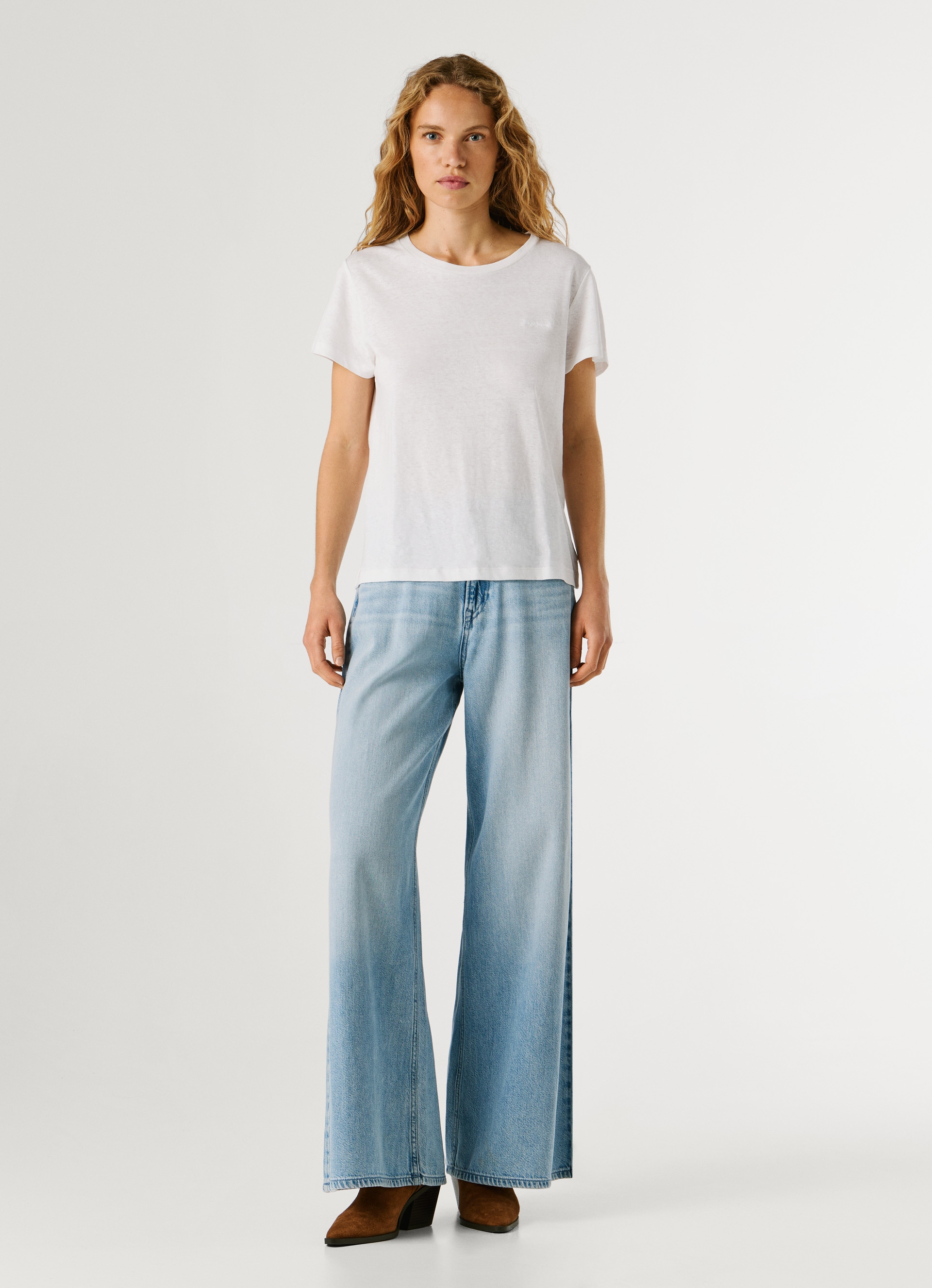 Pepe Jeans T-shirt »MEGAN« mit Leinenanteil, Logostickerei auf der Brust