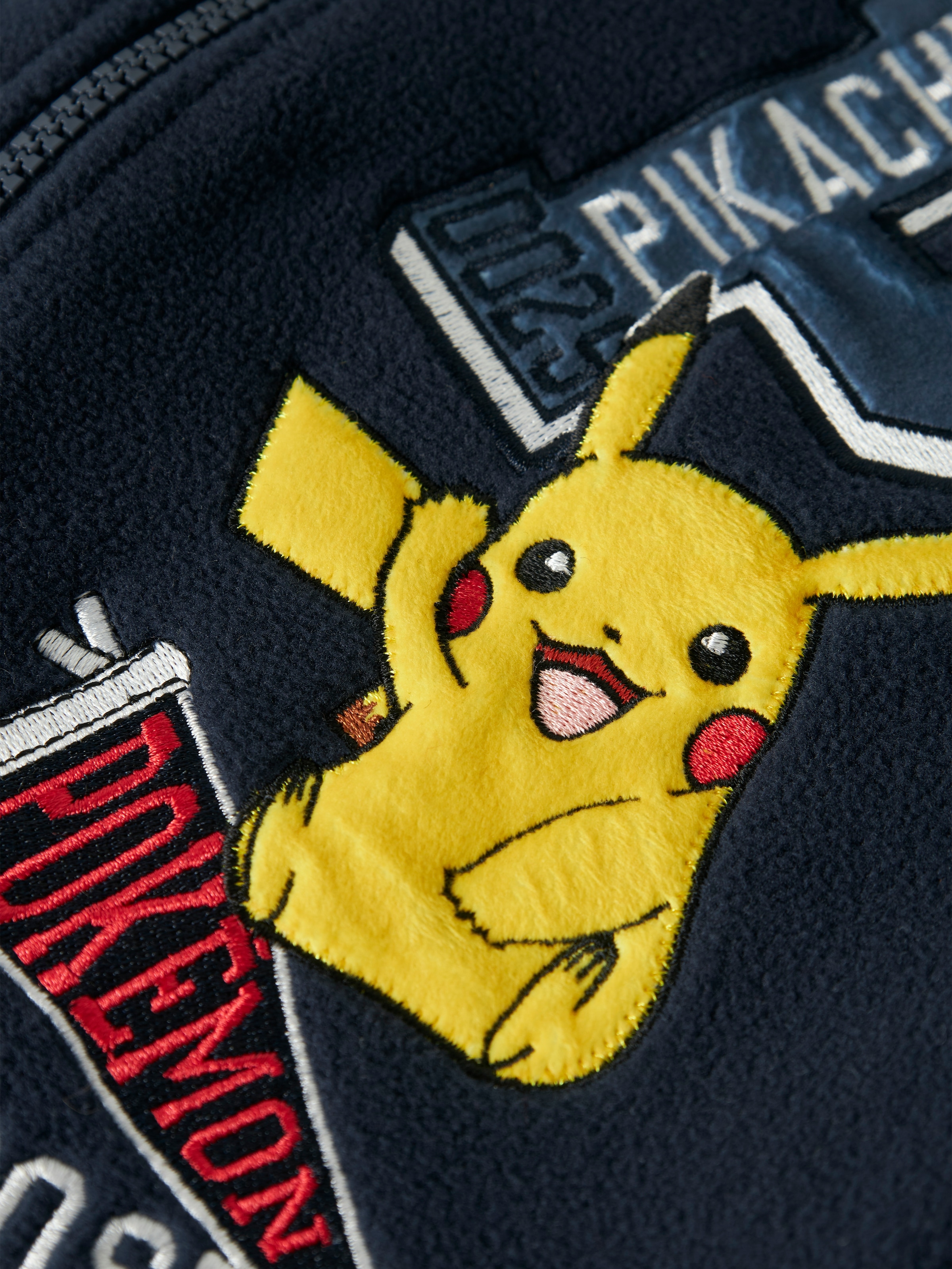 Name It Veste polaire »NMMJOAKIM POKEMON FLEECE W ZIP SKY« fibre synthétique, coupe régulière, avec badges Pokémon