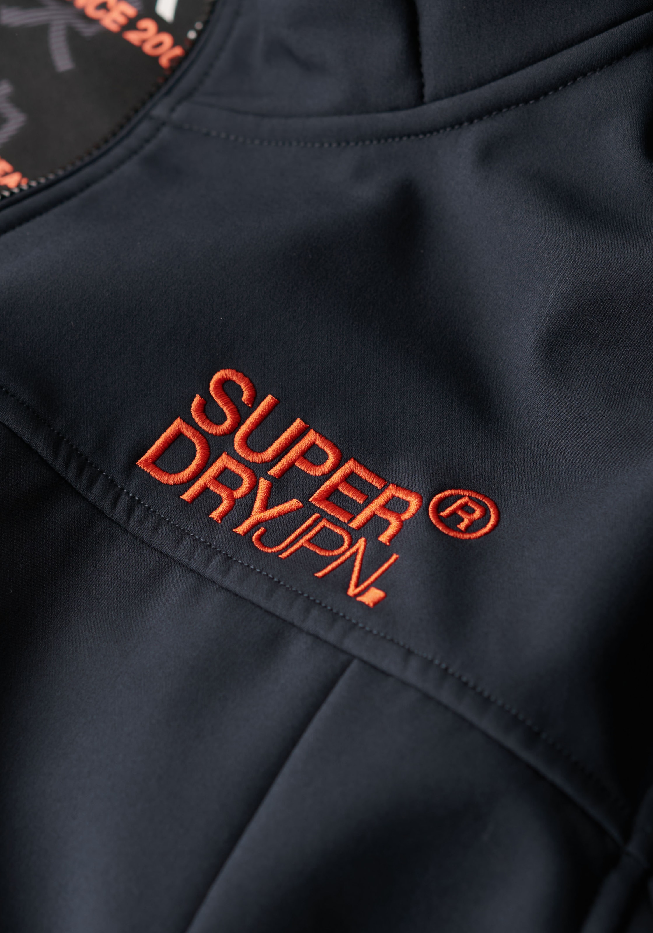 Superdry Outdoorjacke »HOODED SOFT SHELL TREKKER JKT«, mit Kapuze