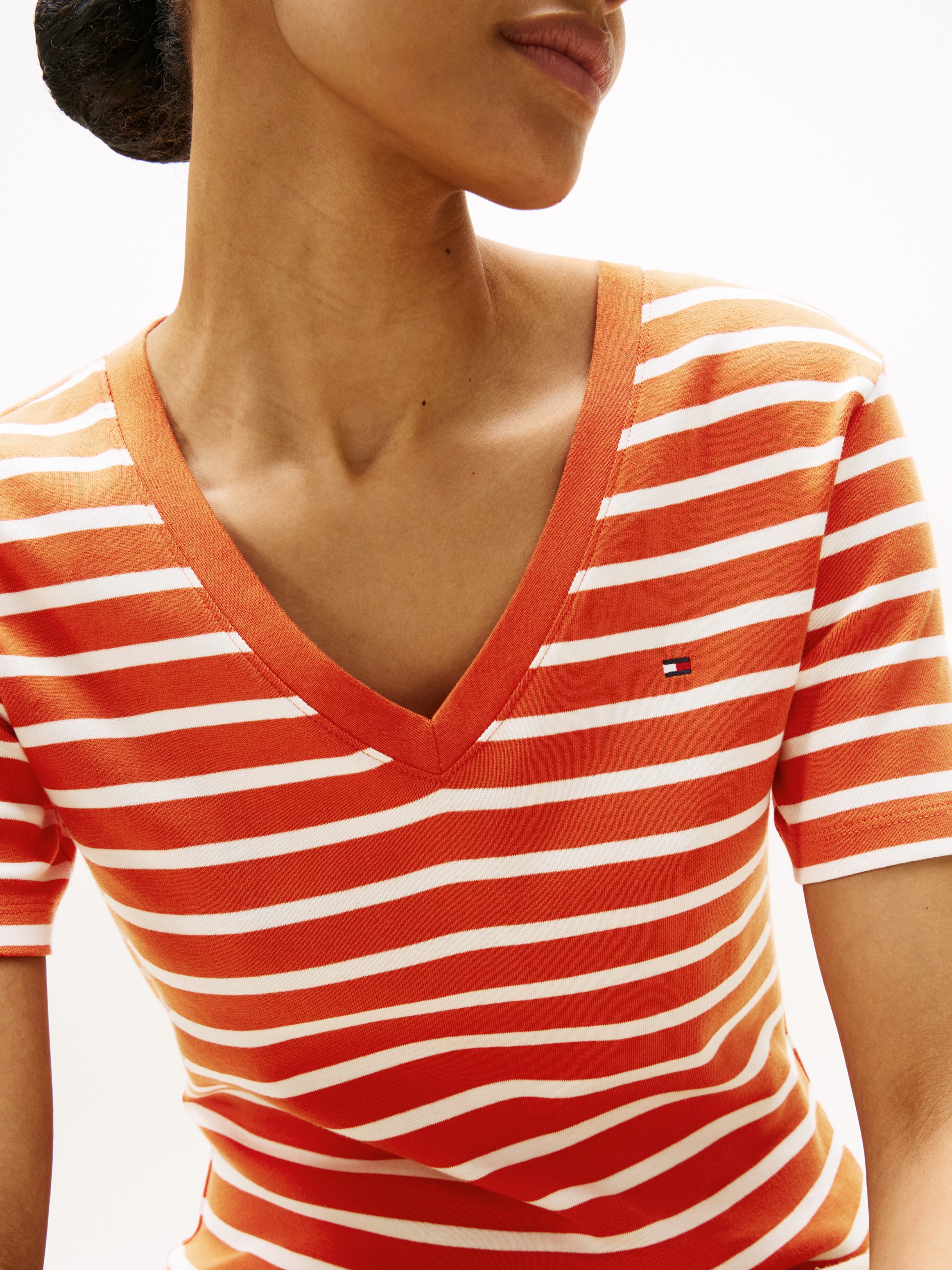 Tommy Hilfiger T-Shirt »SLIM CODY V-NK SS mit V-Ausschnitt und Streifen«, gestreift, casual, slim fit, Baumwolle, V-Ausschnitt
