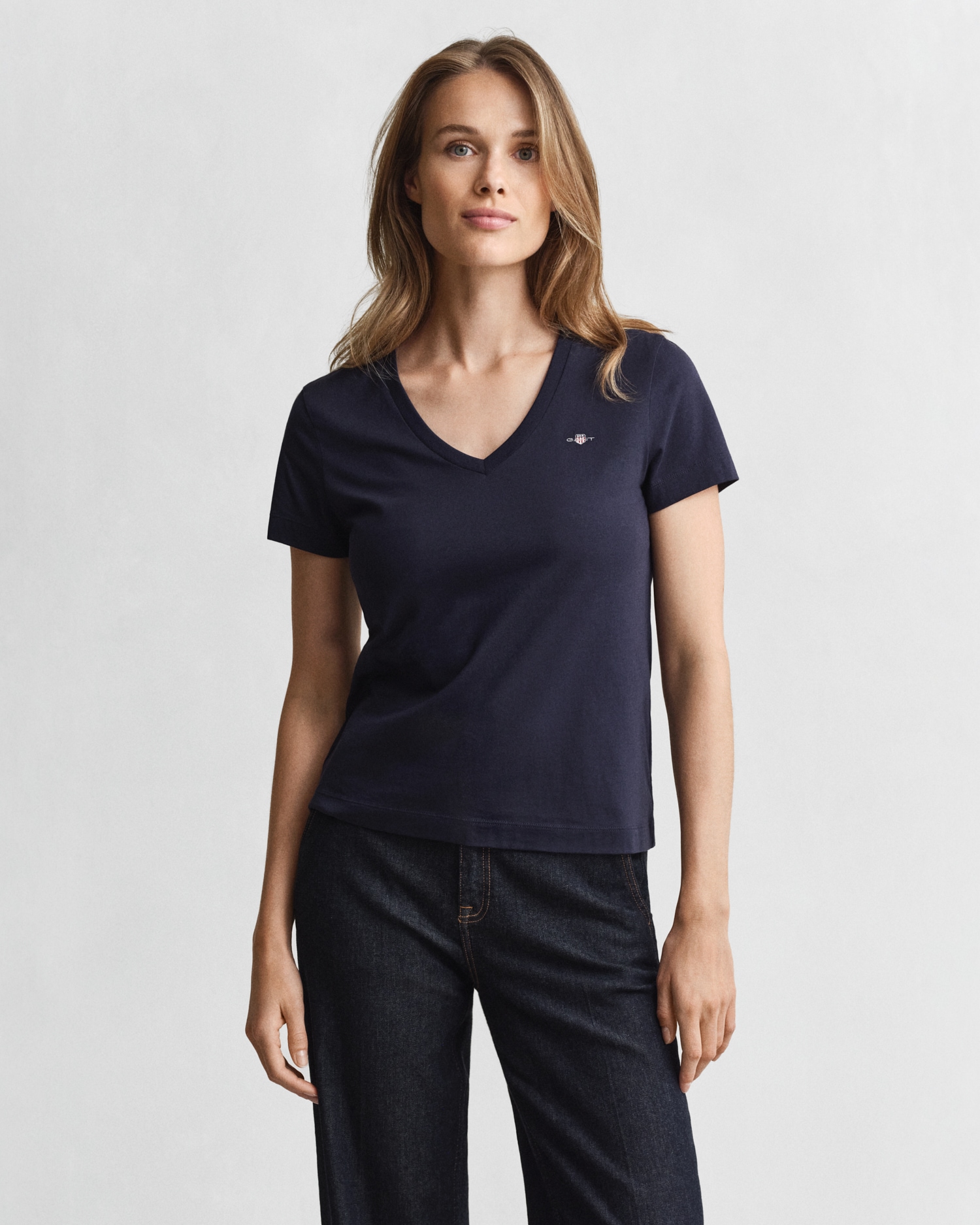 Image of Gant T-Shirt "REG SHIELD KA V-NECK T-SHIRT" mit einer kleinen Logostickerei auf der Brust