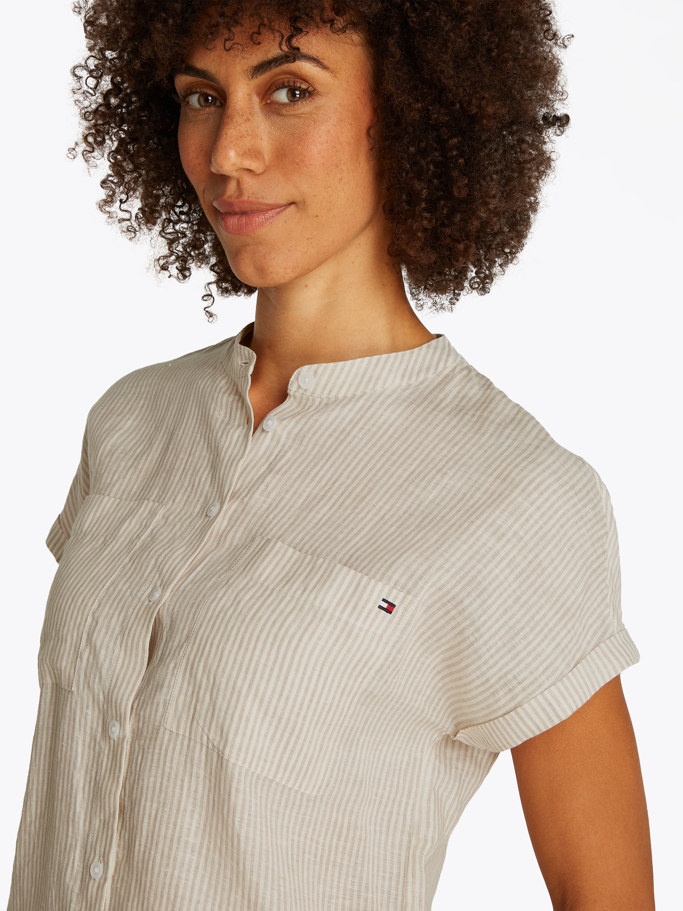 Tommy Hilfiger Kurzarmbluse »ESS LINEN COLLARLESS S/S BLOUSE«, mit Logostickerei,kühlendes Premium Leinen