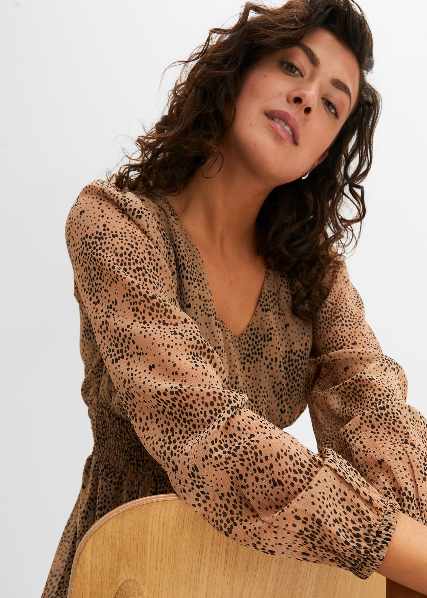 bonprix Chiffonkleid mit Alloverdruck und V-Ausschnitt