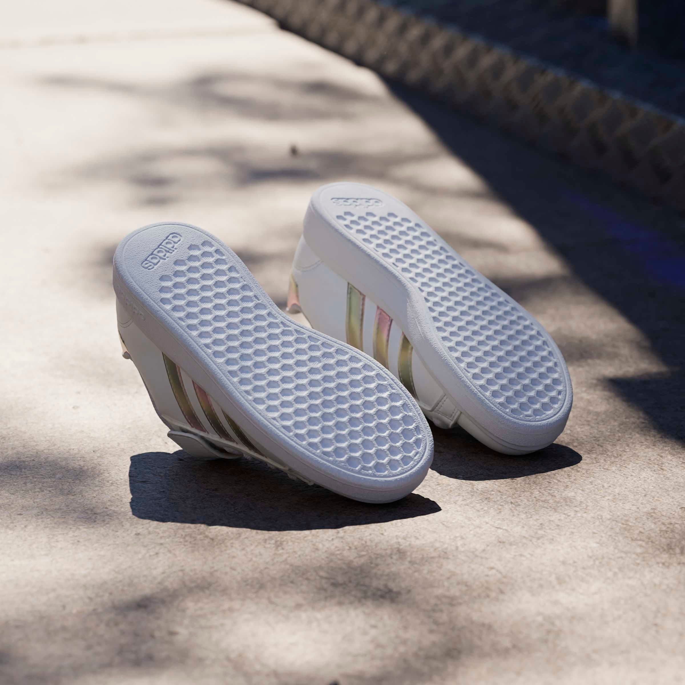 adidas Sportswear Chaussures à scratch »GRAND COURT 2.0 KIDS«  Design auf den Spuren des adidas Superstar