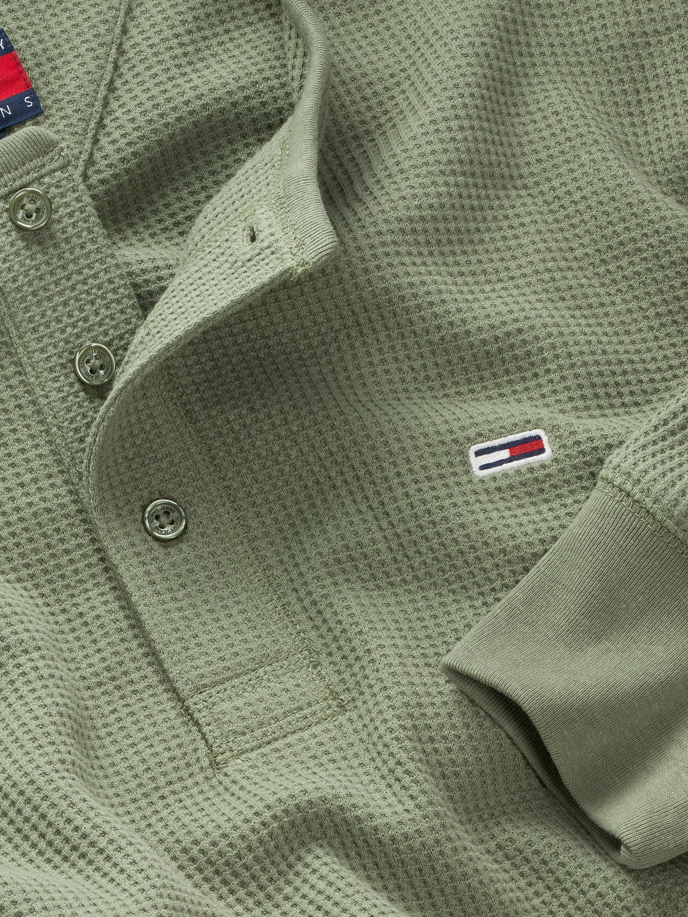 Tommy Jeans Henleyshirt »TJM REG WAFFLE HENLEY LS TEE« mit leichter Struktur