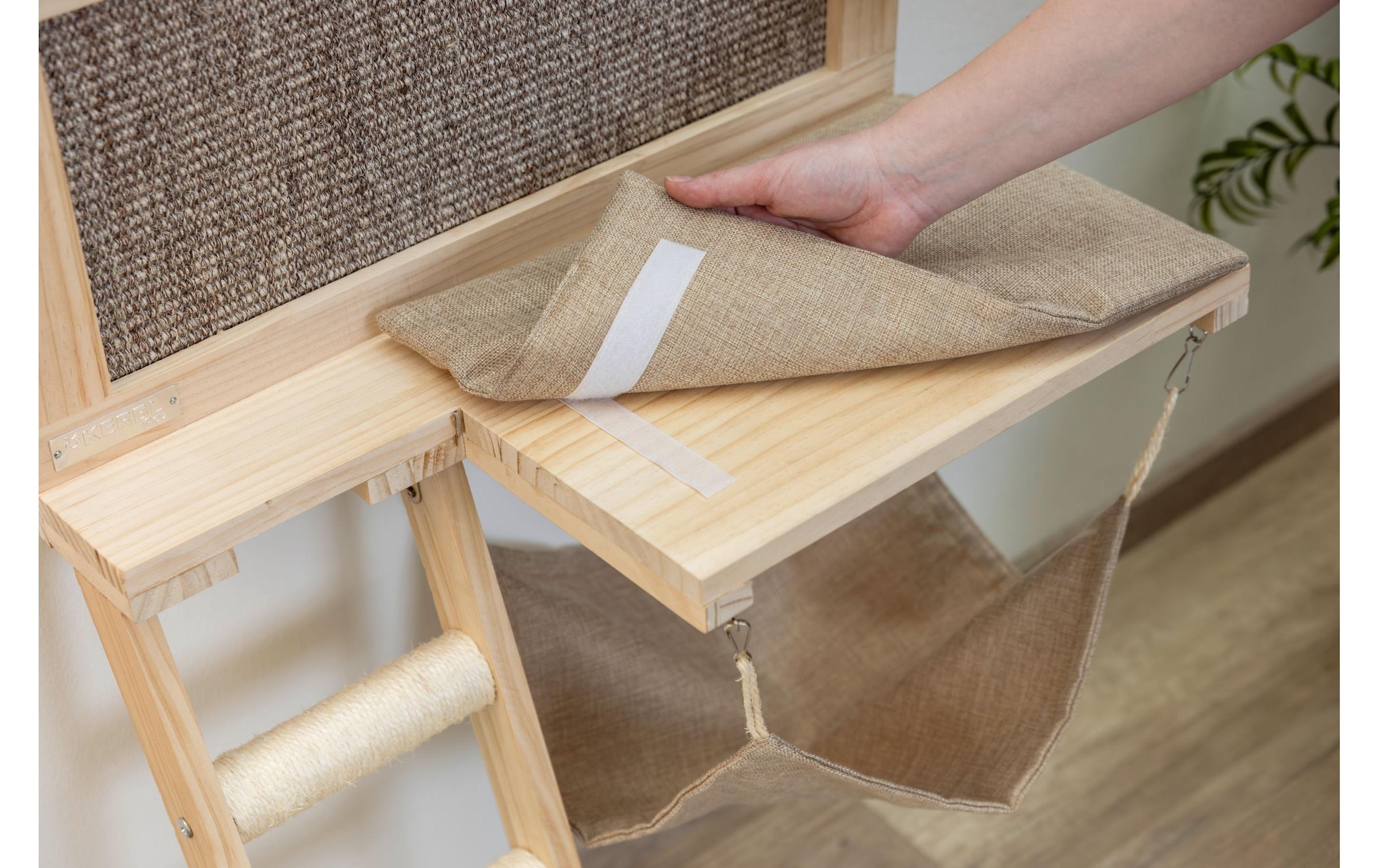 Kerbl Chaise longue pour chats »Timber 58 x 32 x 89 cm« Katzenliegebrett zur Wandmontage