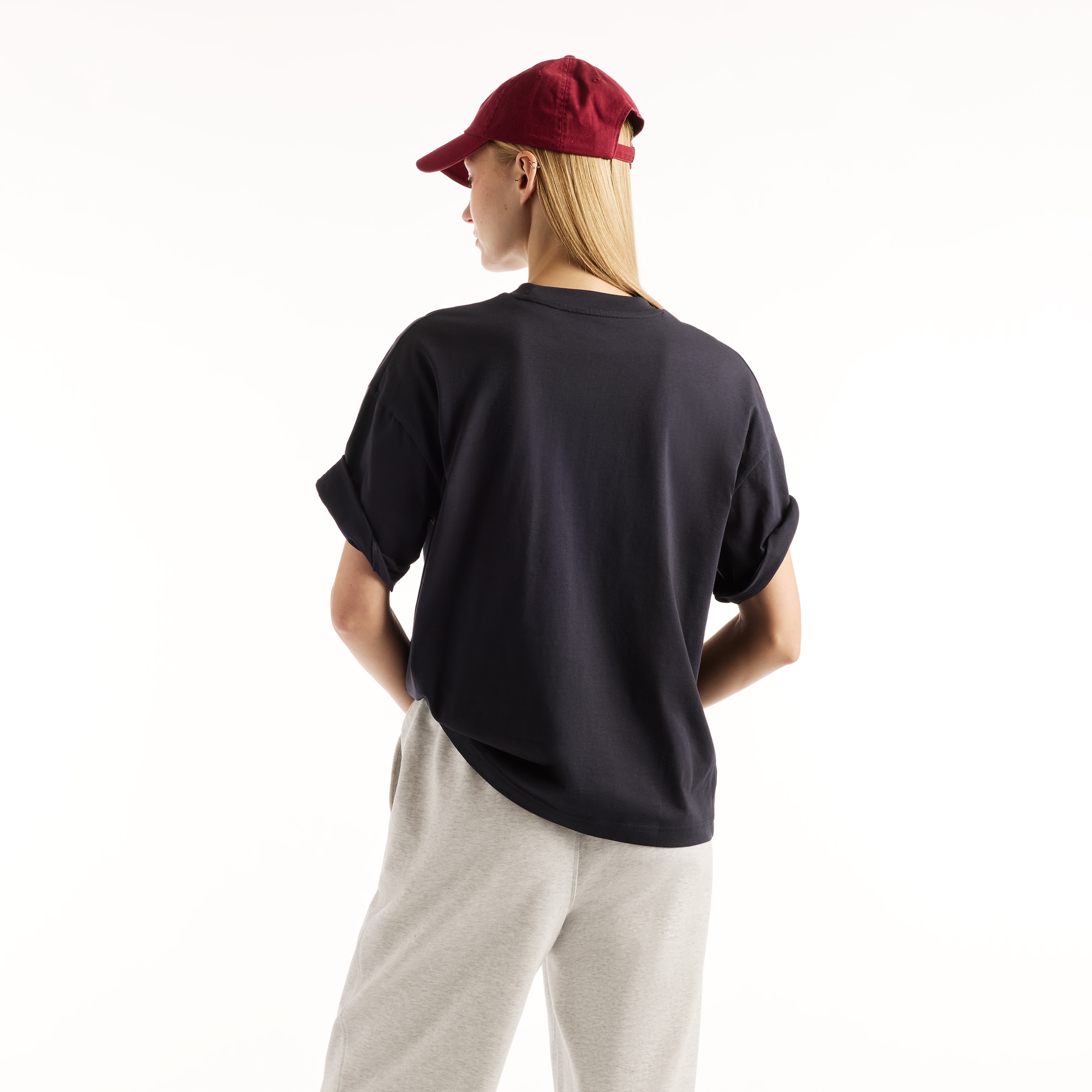 New Balance »REIMAGINED OVERSIZED T-SHIRT« mit moderner Oversized-Passform, aus weichem Baumwolljersey