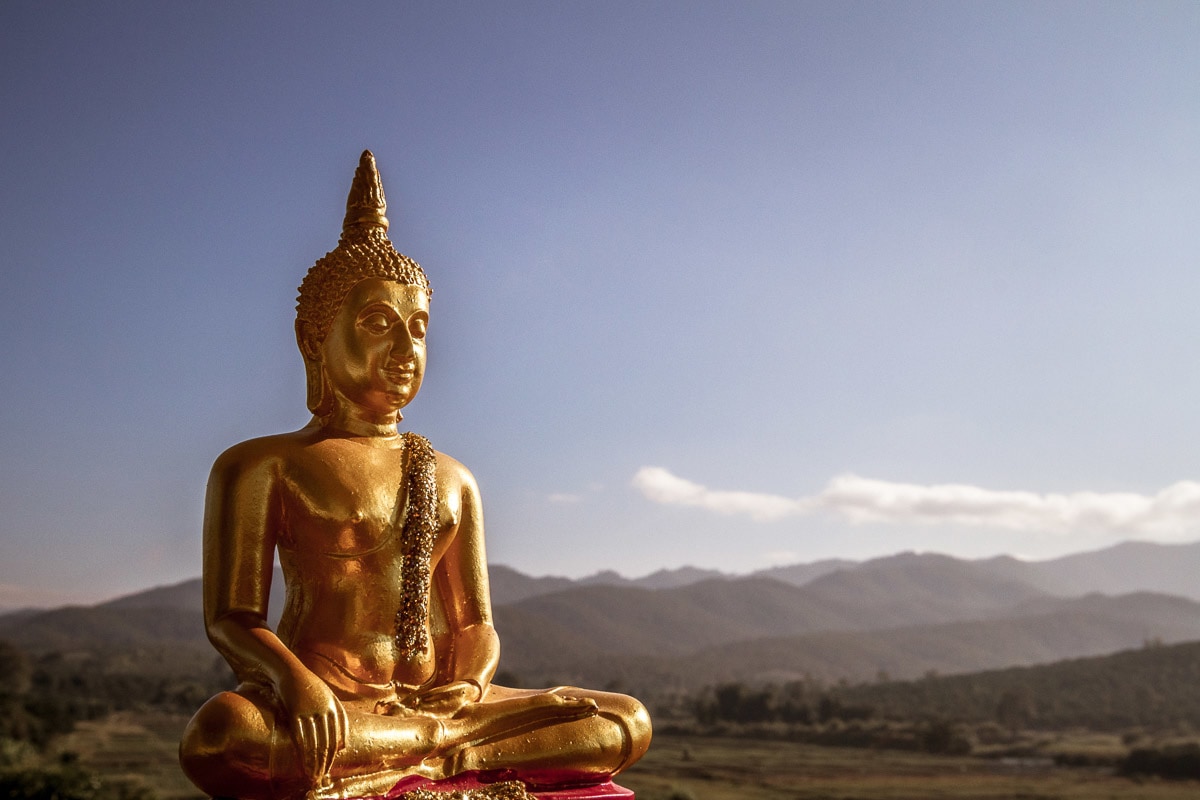 Image of Papermoon Fototapete "Goldene Buddha-Statue"