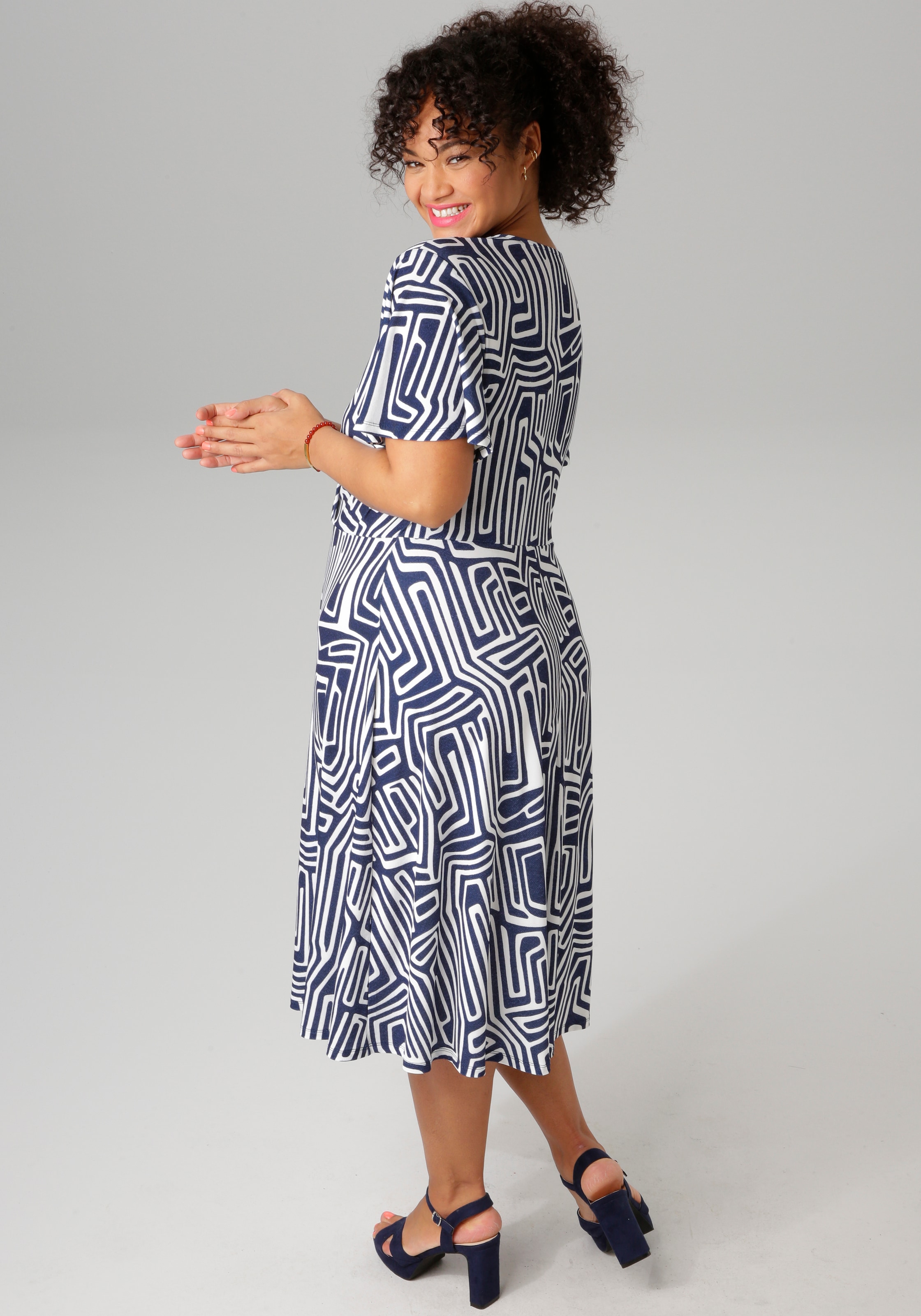 Aniston PLUS Jerseykleid, mit V-Ausschnitt in Wickeloptik