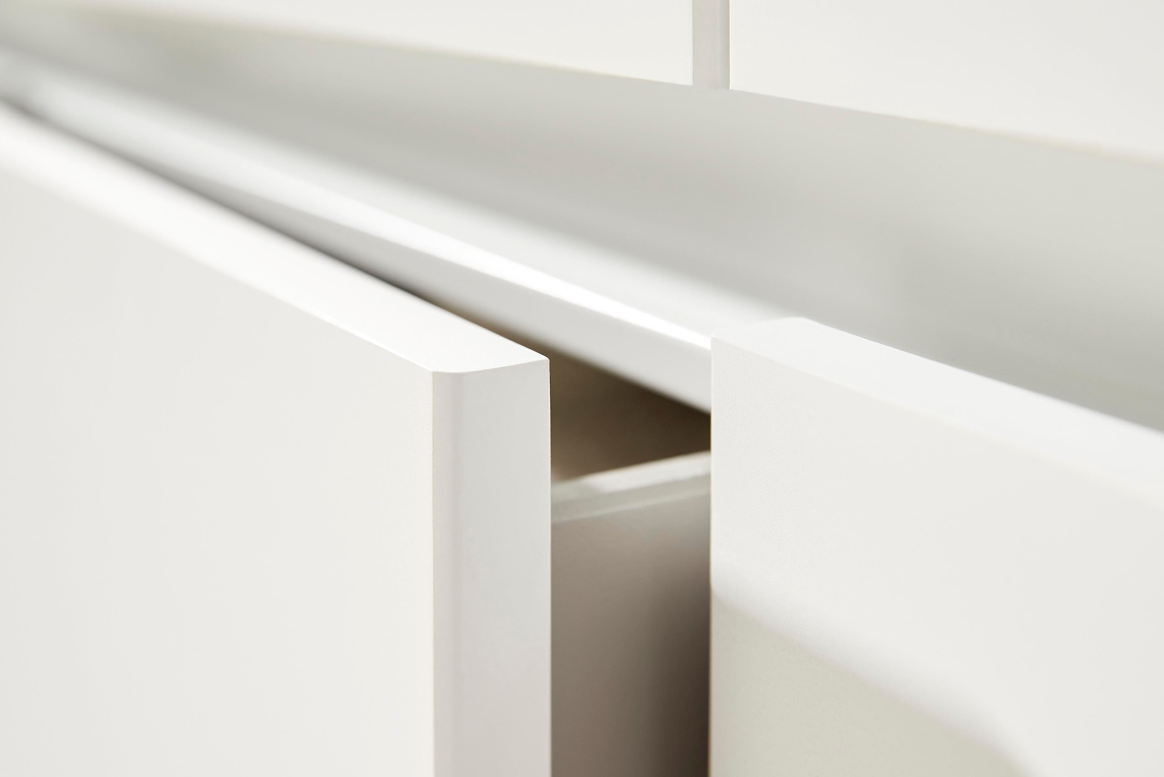 rauch Kleiderschrank »Schrank Garderobe Schlafzimmerschrank Ankleide Mietswohnung MADRID« Alpinweiss, grifflose Front, Schubladen mit Griffmulde MADE IN GERMANY