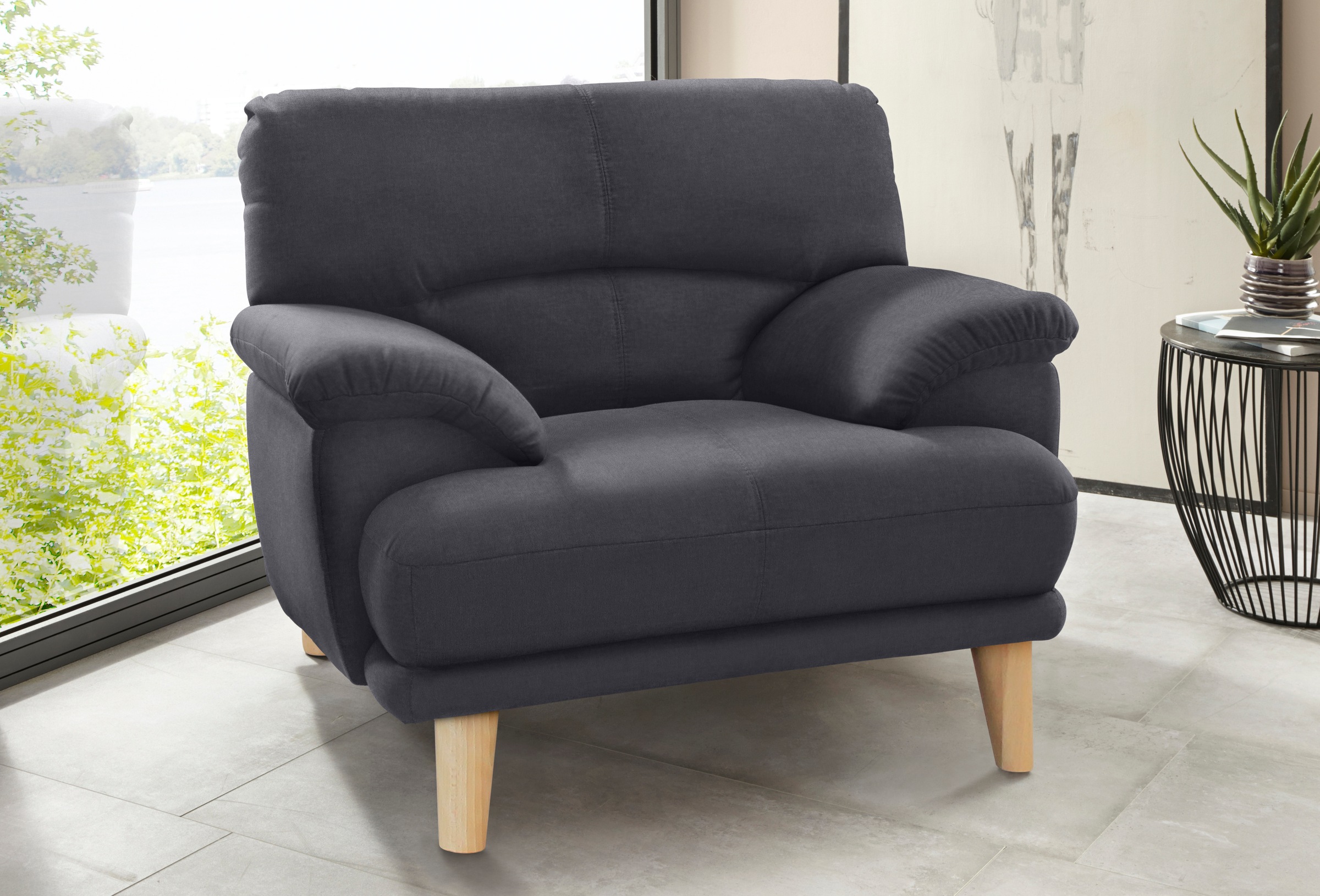 TRENDMANUFAKTUR Sessel »Cecilia, Loungesessel, italienisches Design, bequeme Armlehnen« aufwendige Rückenverarbeitung für hohen Sitzkomfort, Holzfuss