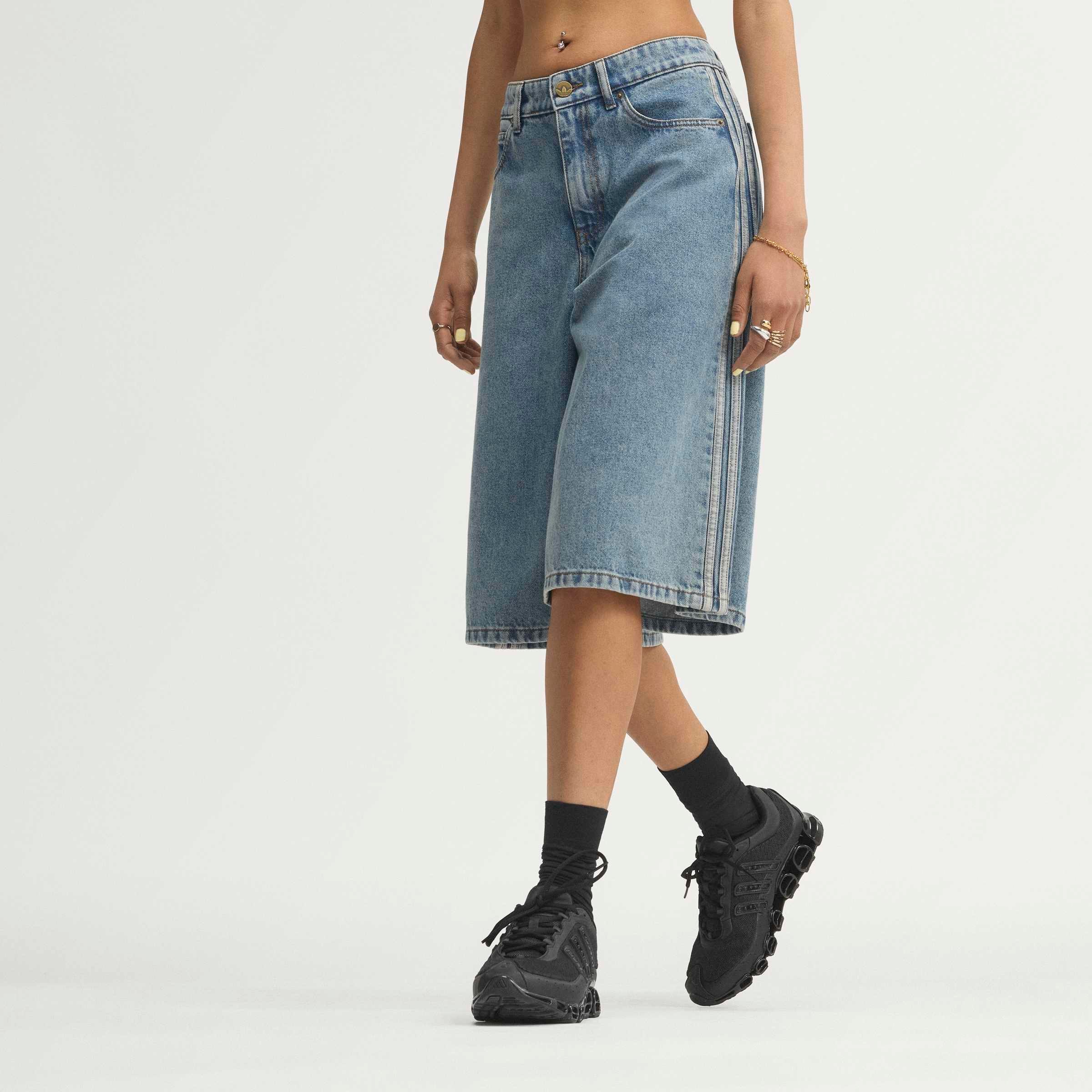 Image of adidas Originals Shorts "DENIM-JORTS, MITTELHOHER BUND" sportlicher Stil, aus Baumwolle, eng geschnitten, für Erwachsene