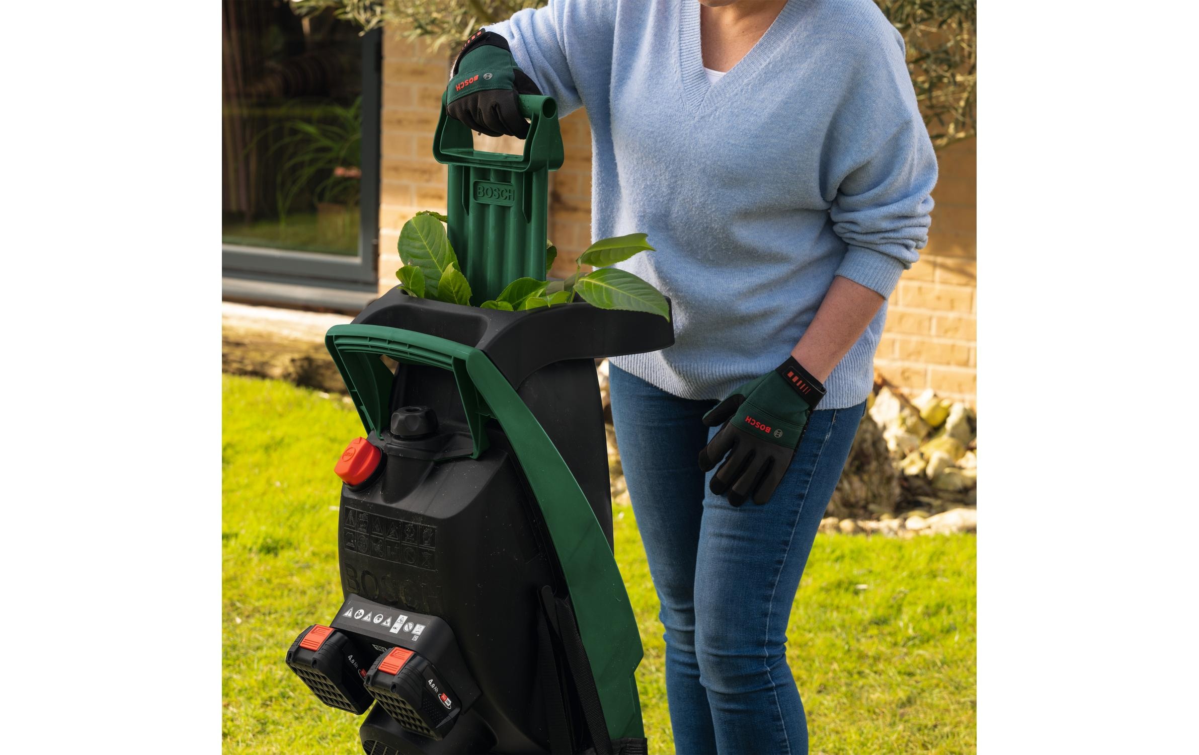 BOSCH Broyeurs de végétaux »UniversalShredder 2x18V-25« kraftvolle 36V-Leistung durch 2x 18V-Akku