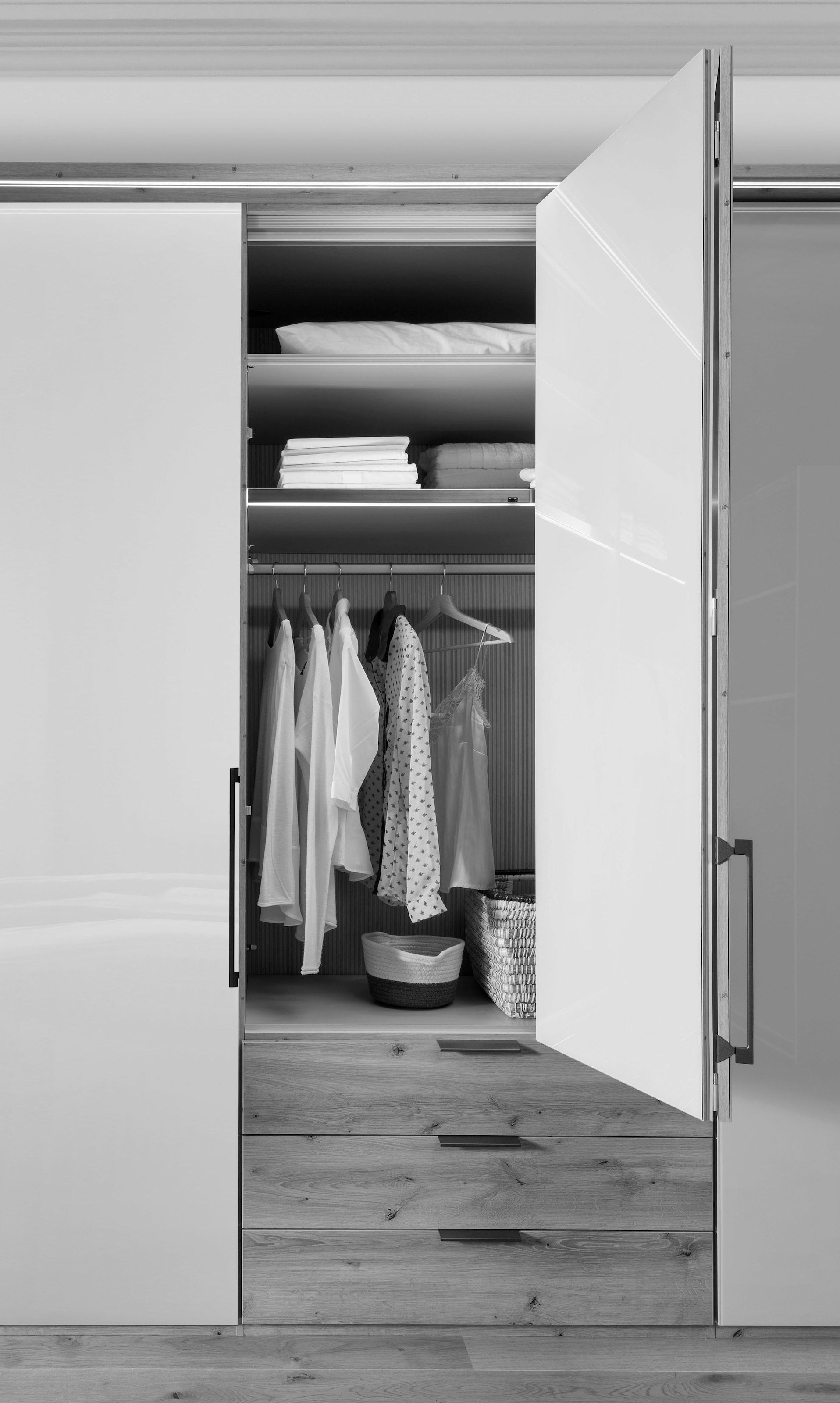 WIEMANN Armoire à portes pliantes »Monaco« avec façade en verre et ferrures de haute qualité